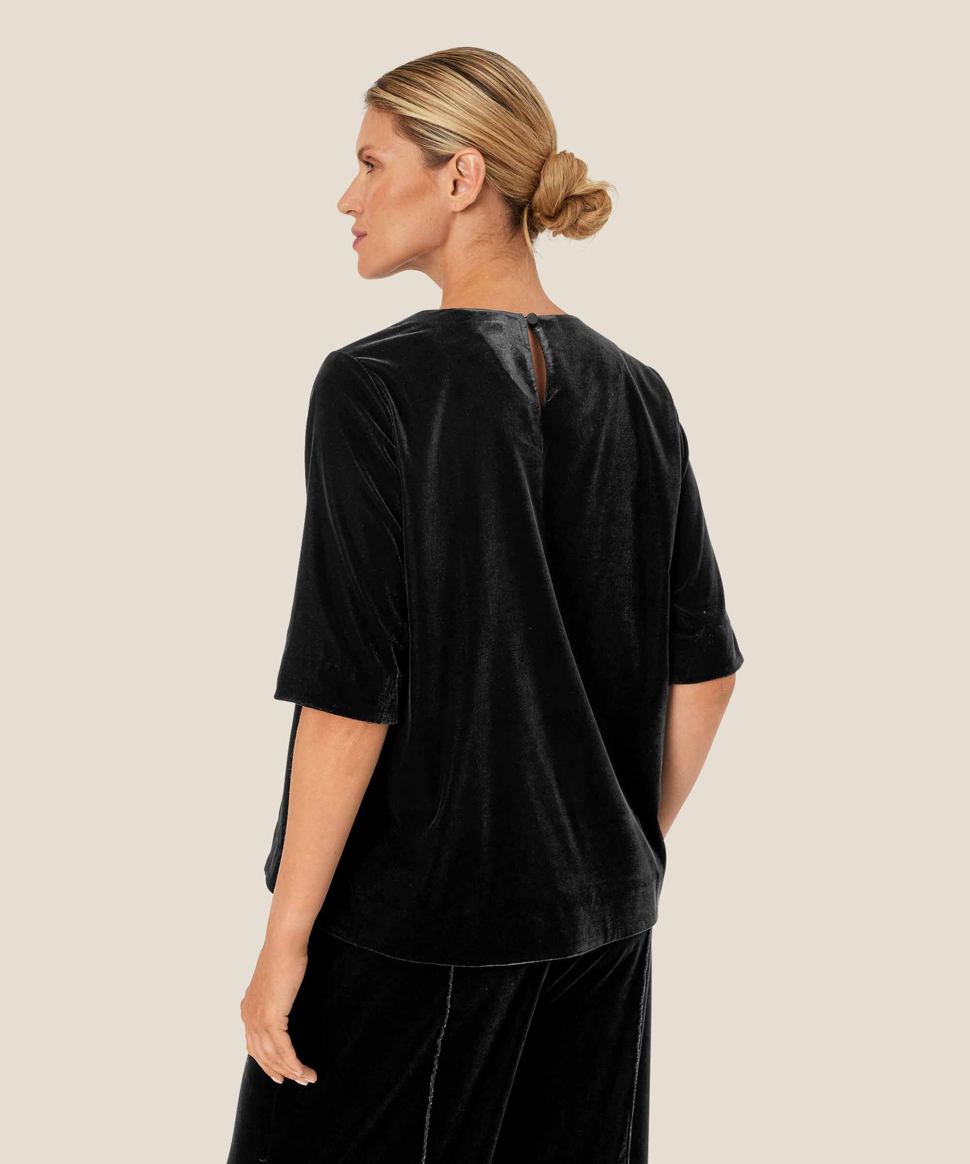 Daila Blus, Black
