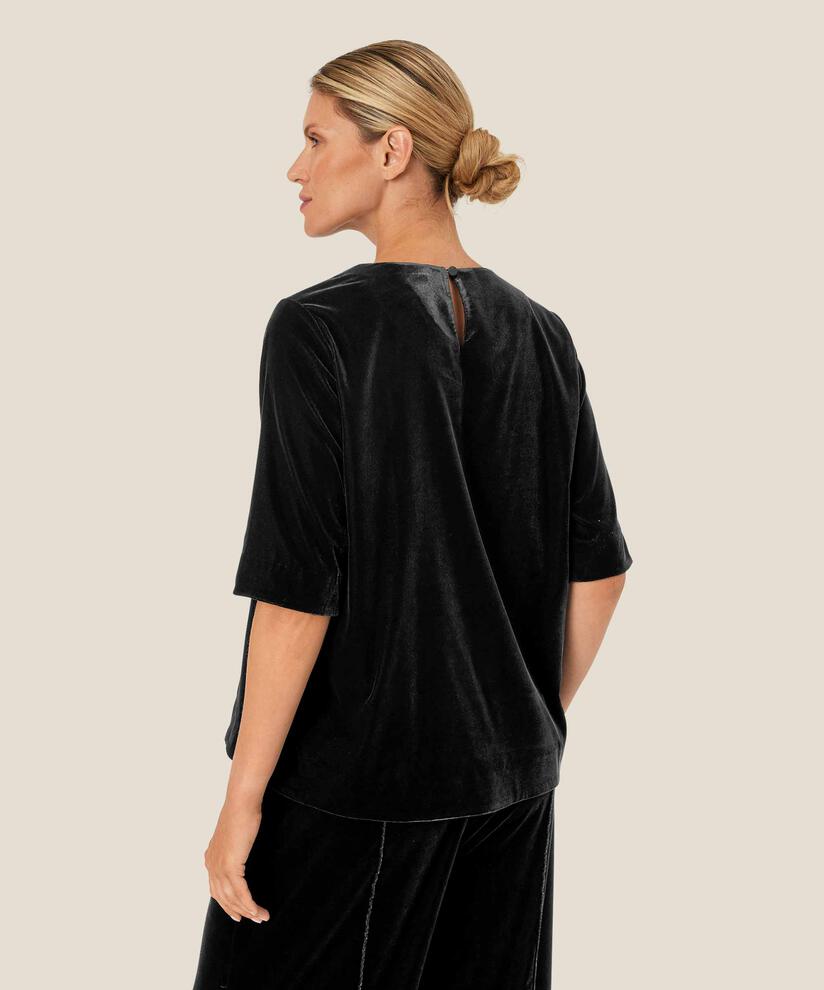 Daila Blus, Black