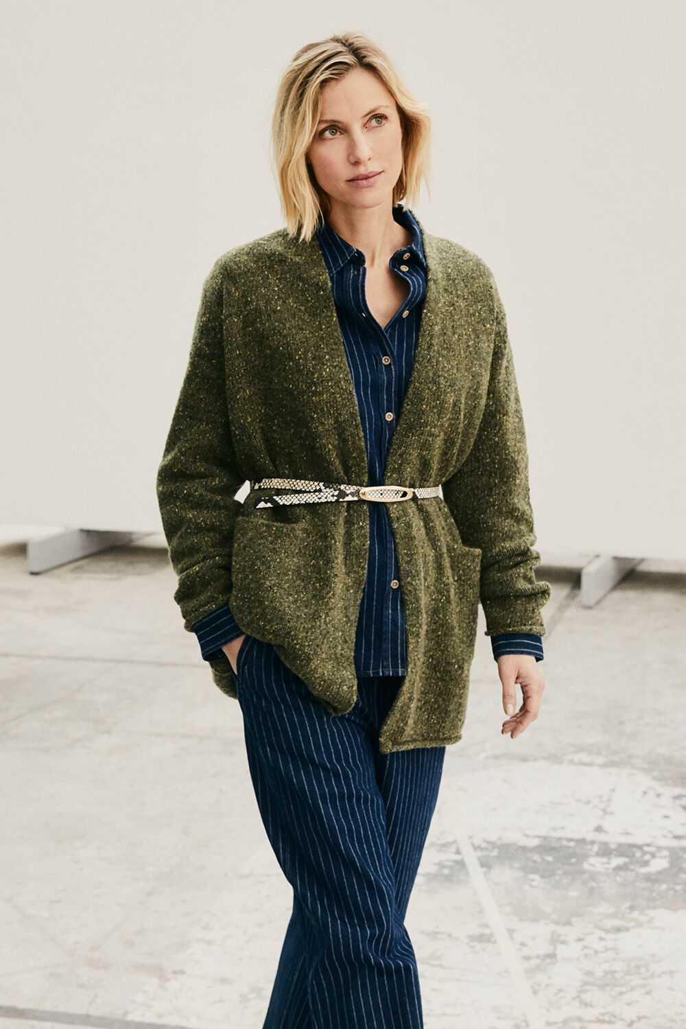 Lonny ull kofta - Beetle, Inovael Denim skjorta - Dark Denim, Rythia B&auml;lte - Fog, Poelisse Jeans - Dark Denim