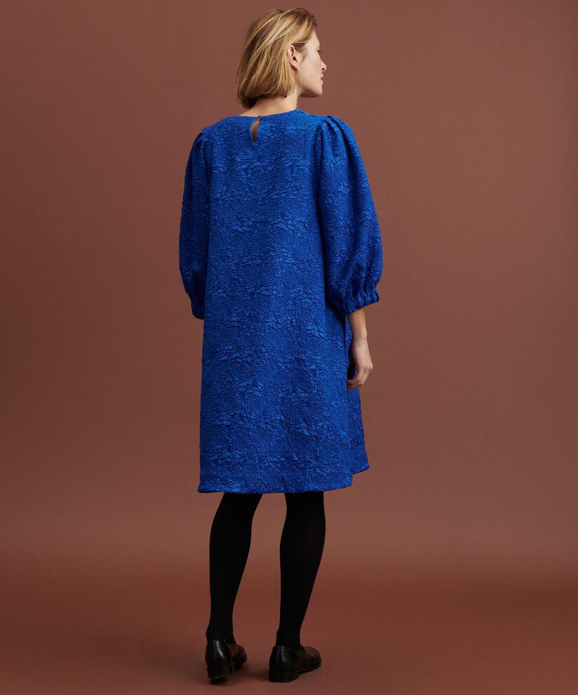 Nirisa Klänning, Surf the web