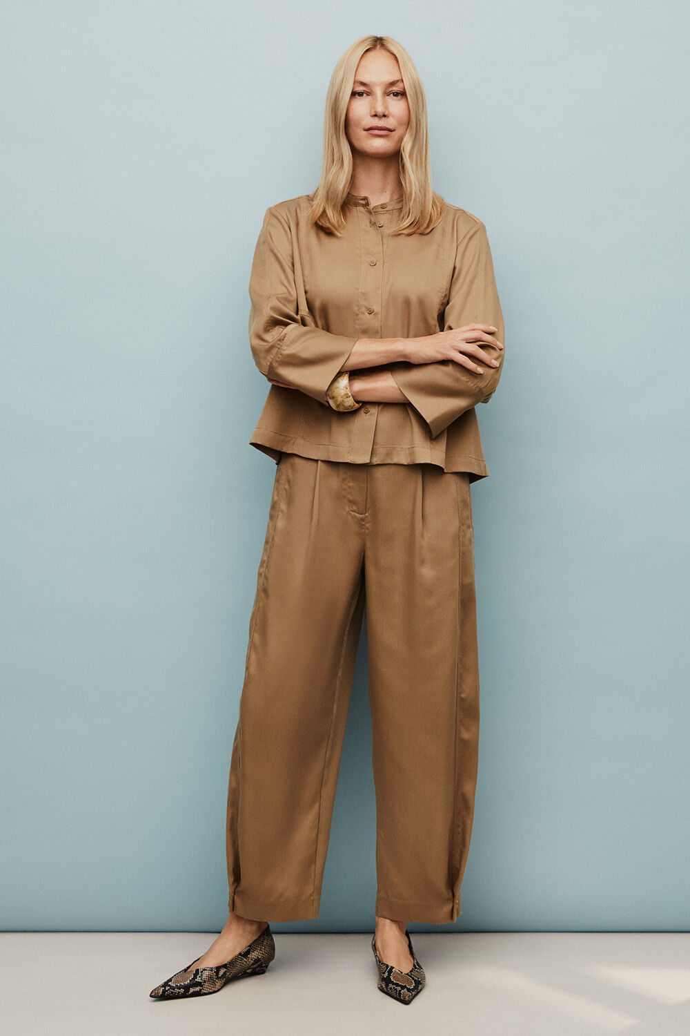 Ithoria Skjorta - Petrified Oak, Punna Byxor - Petrified Oak, Rosienne Armband - Whitecap