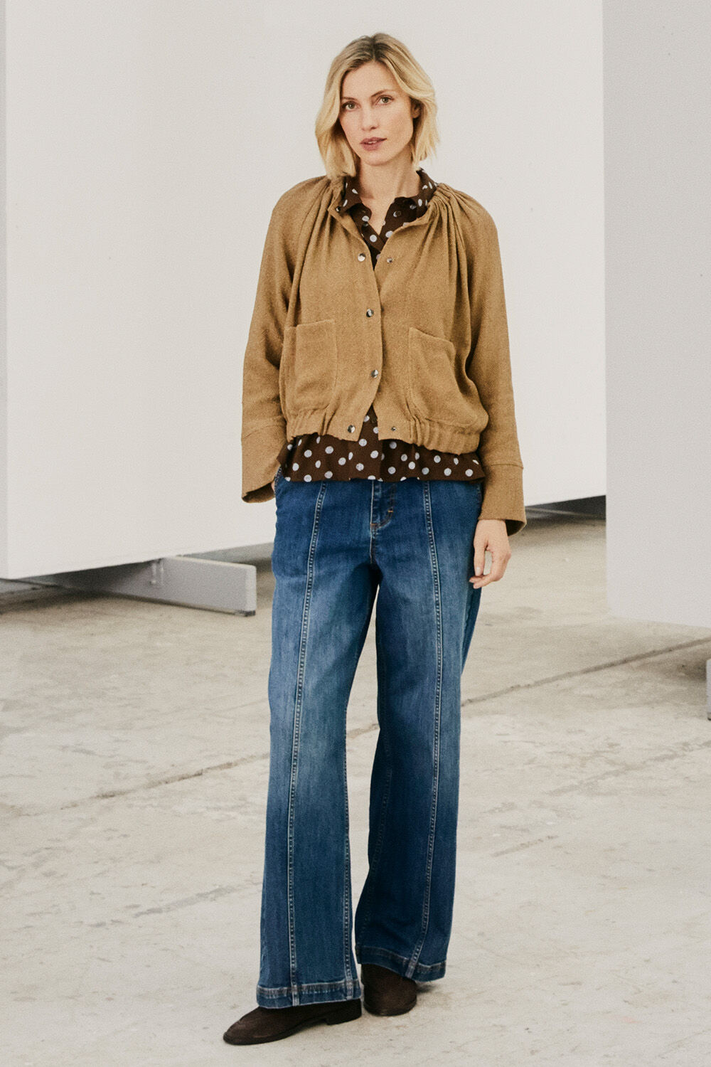 Jisella jacka - Petrified Oak, Ilonka skjorta - Slate Black, Parvelle Jeans - Medium Denim