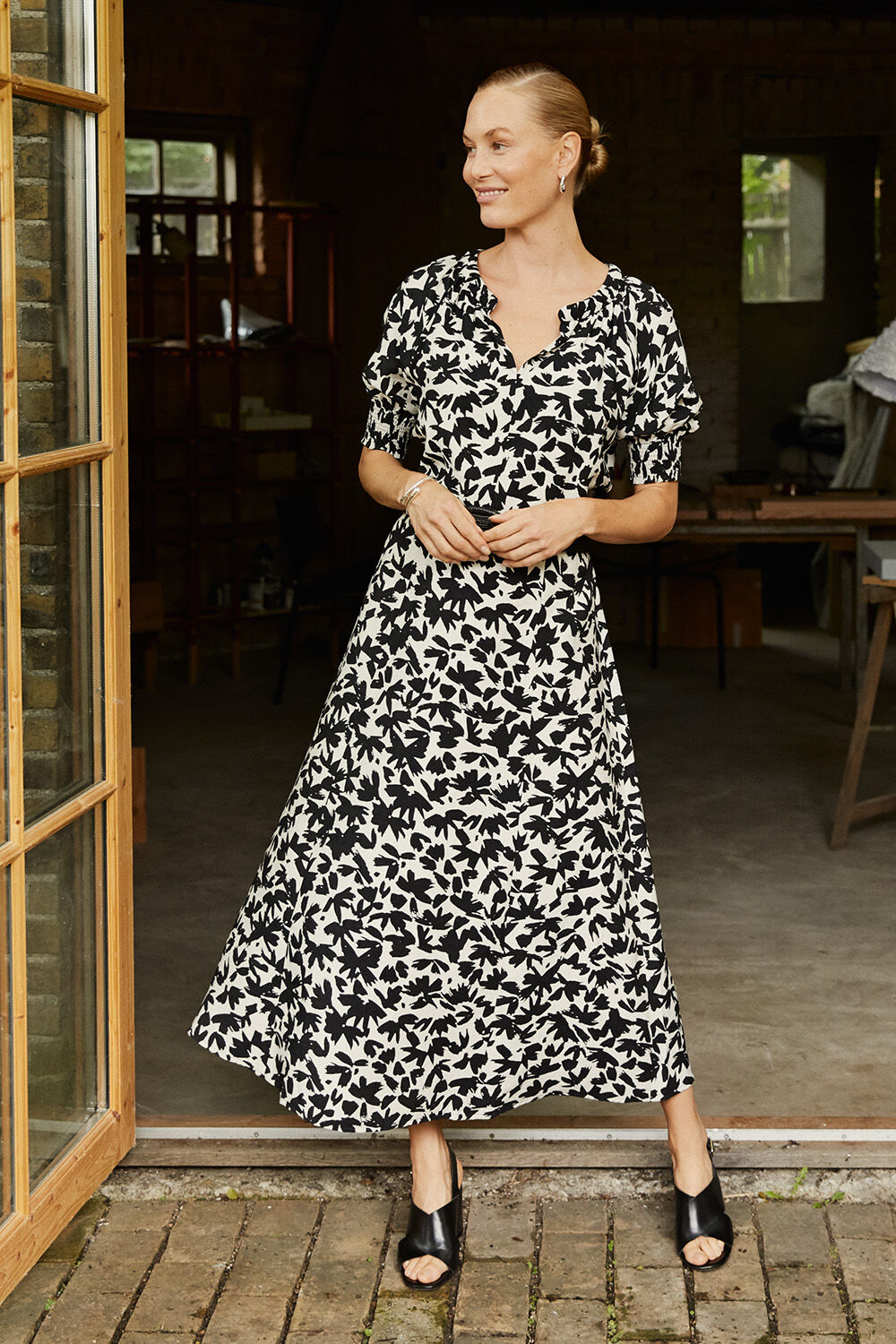 Nivanya Kl&auml;nning - Black, Rivula B&auml;lte - Black, Renitha &Ouml;hrh&auml;ngen - Silver, Ryselle Armband - Silver