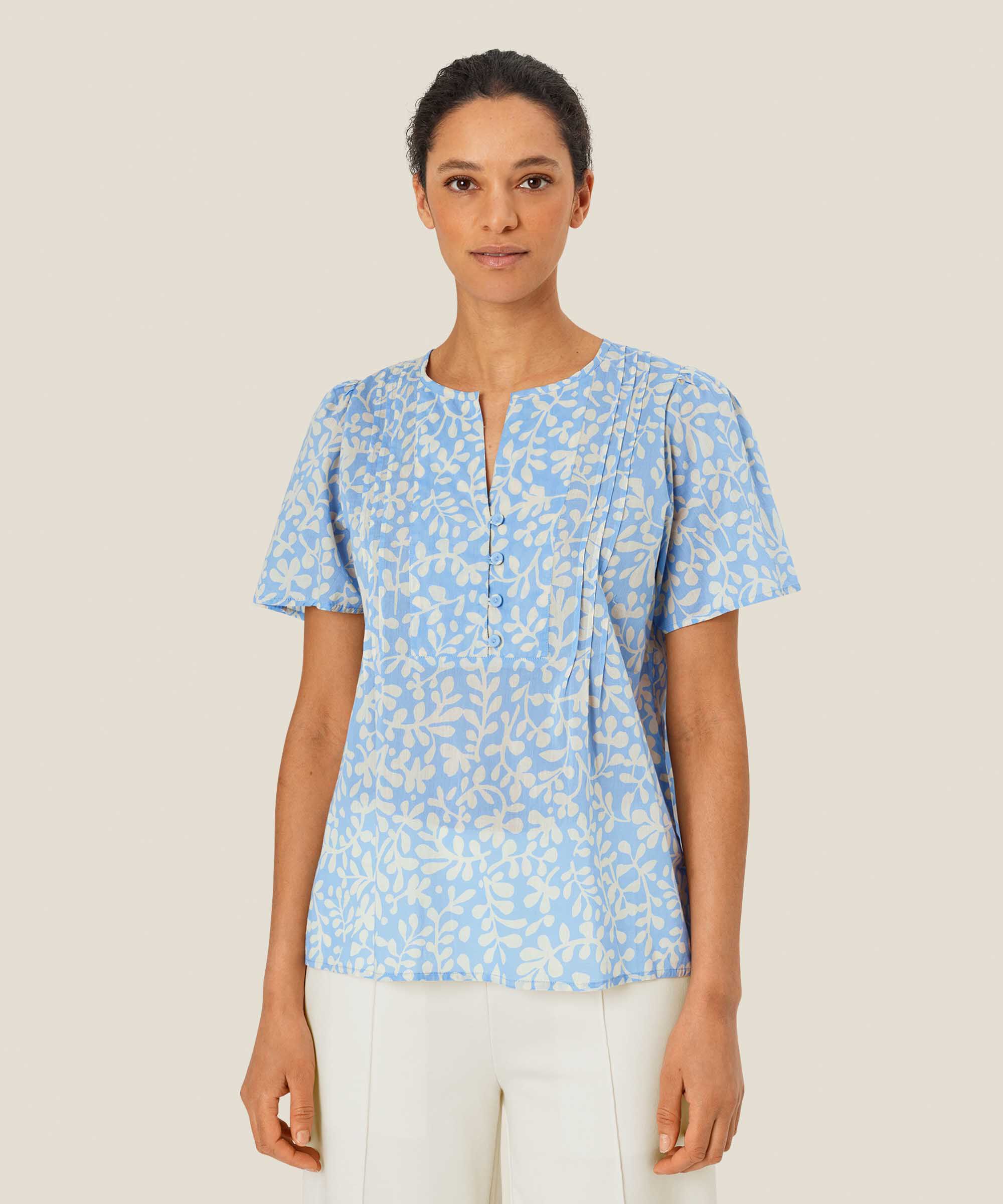 Delphia Blus, Della Blue