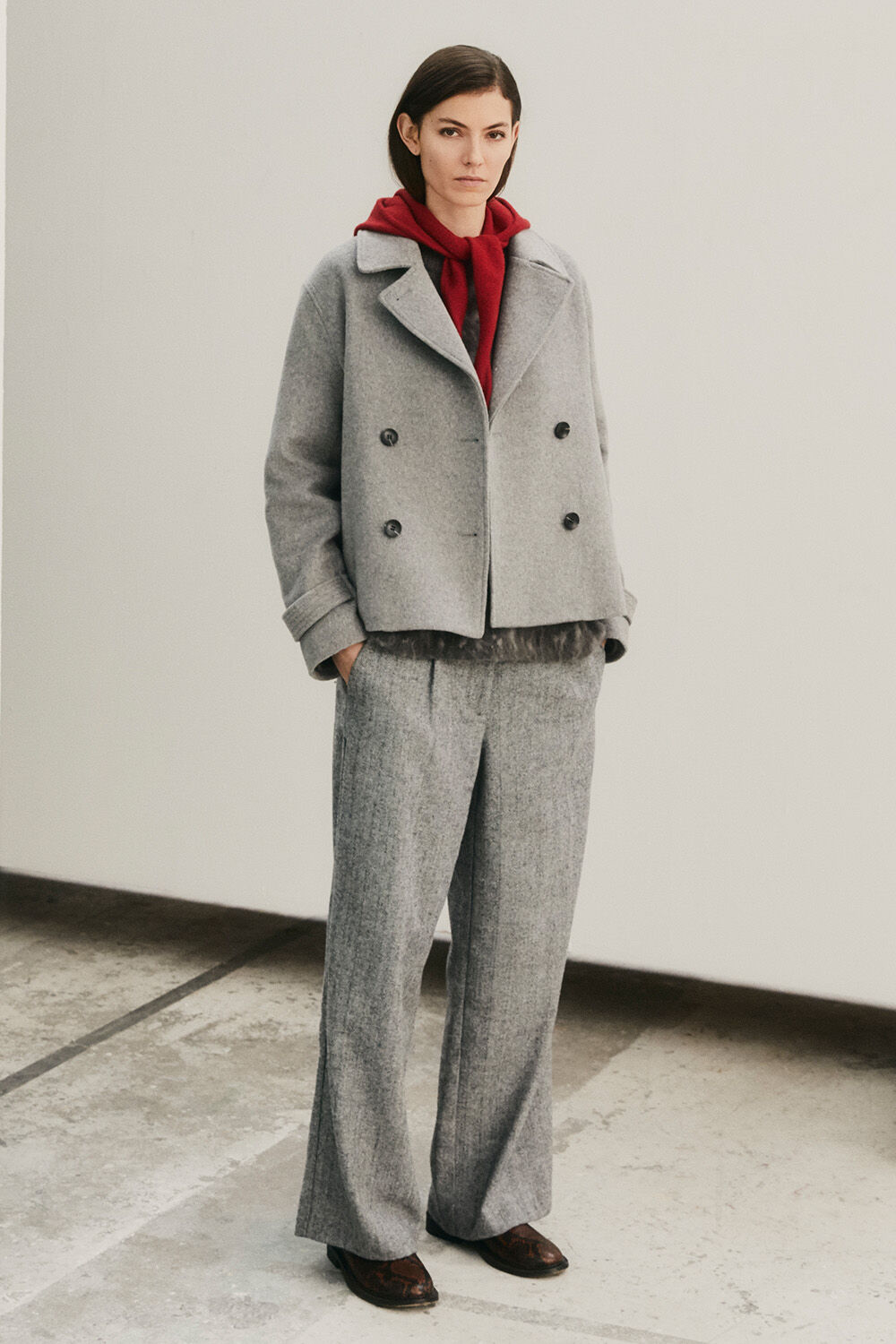 Tylvora ull jacka - M. Grey mel., Fionna ull topp - Magnet, Pirethia Byxor - Black, Rhen Huvscarf - Tibetan Red