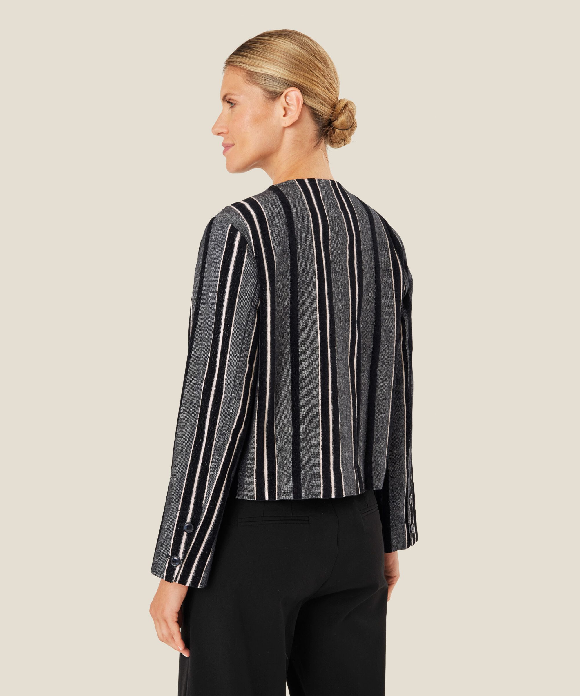 Jasmiba Jacka, Black