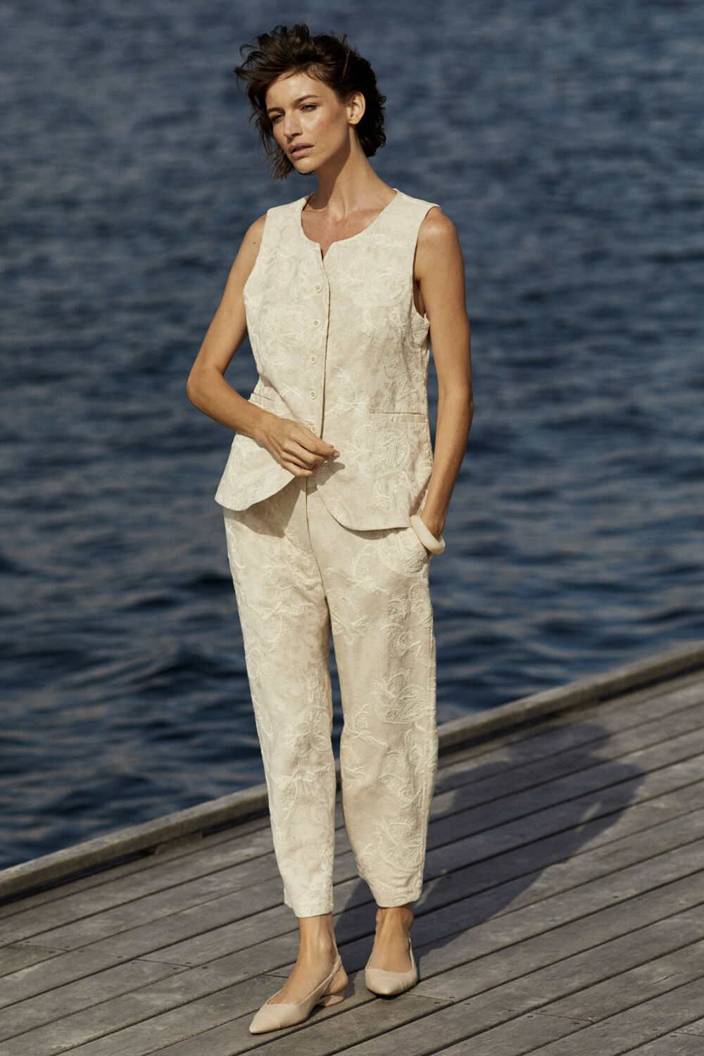 Jorvienne V&auml;st - Natural, Paelith Byxa - Natural, Raveira Armband - Fog