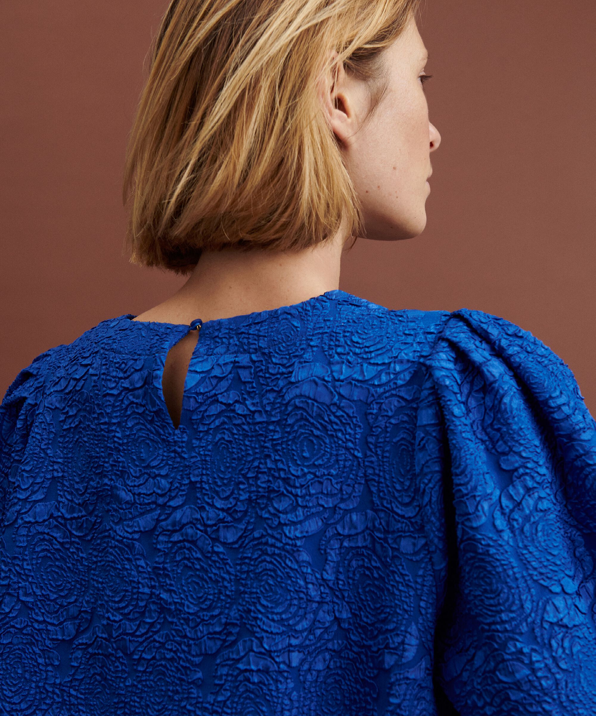 Nirisa Klänning, Surf the web