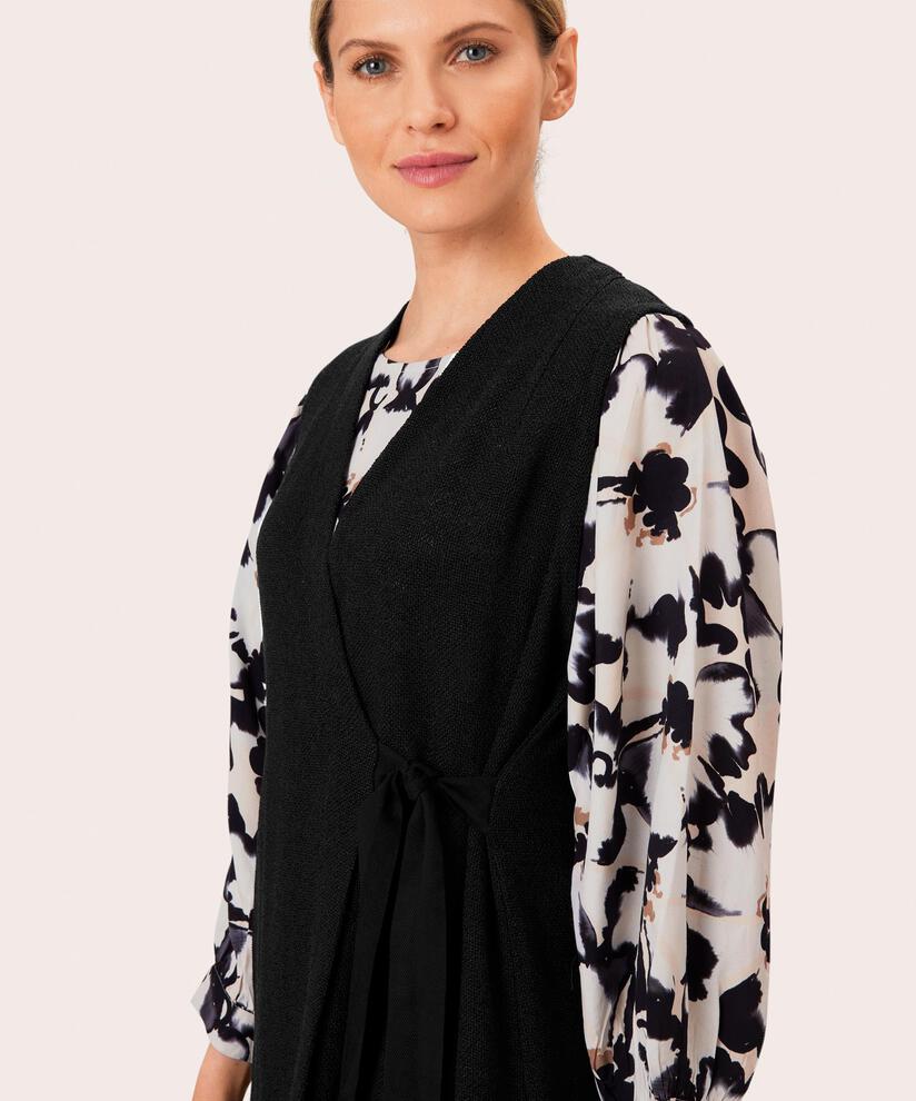 Jeogina Väst, Black