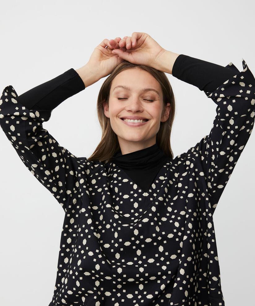 Benika Blus, Black