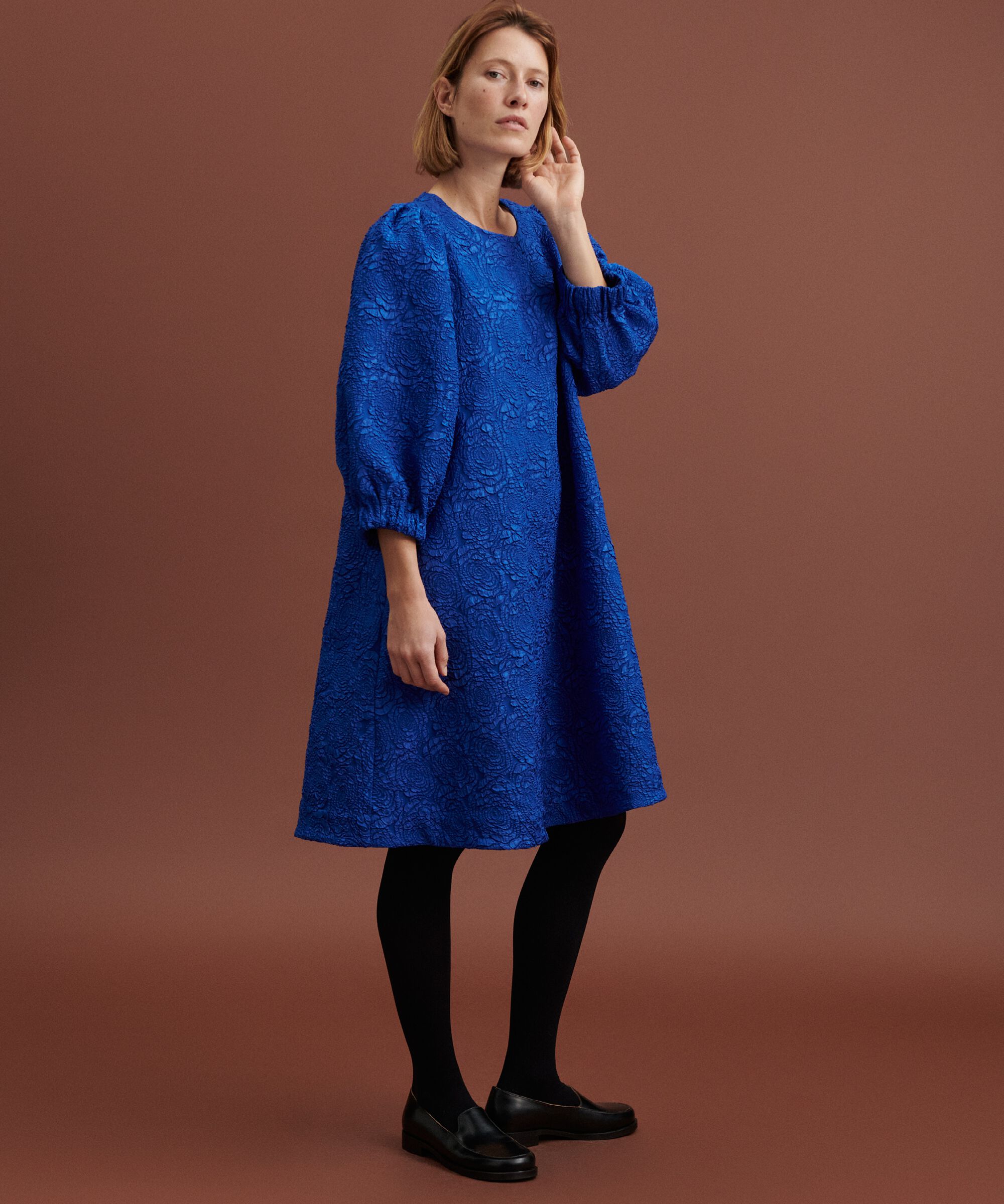 Nirisa Klänning, Surf the web