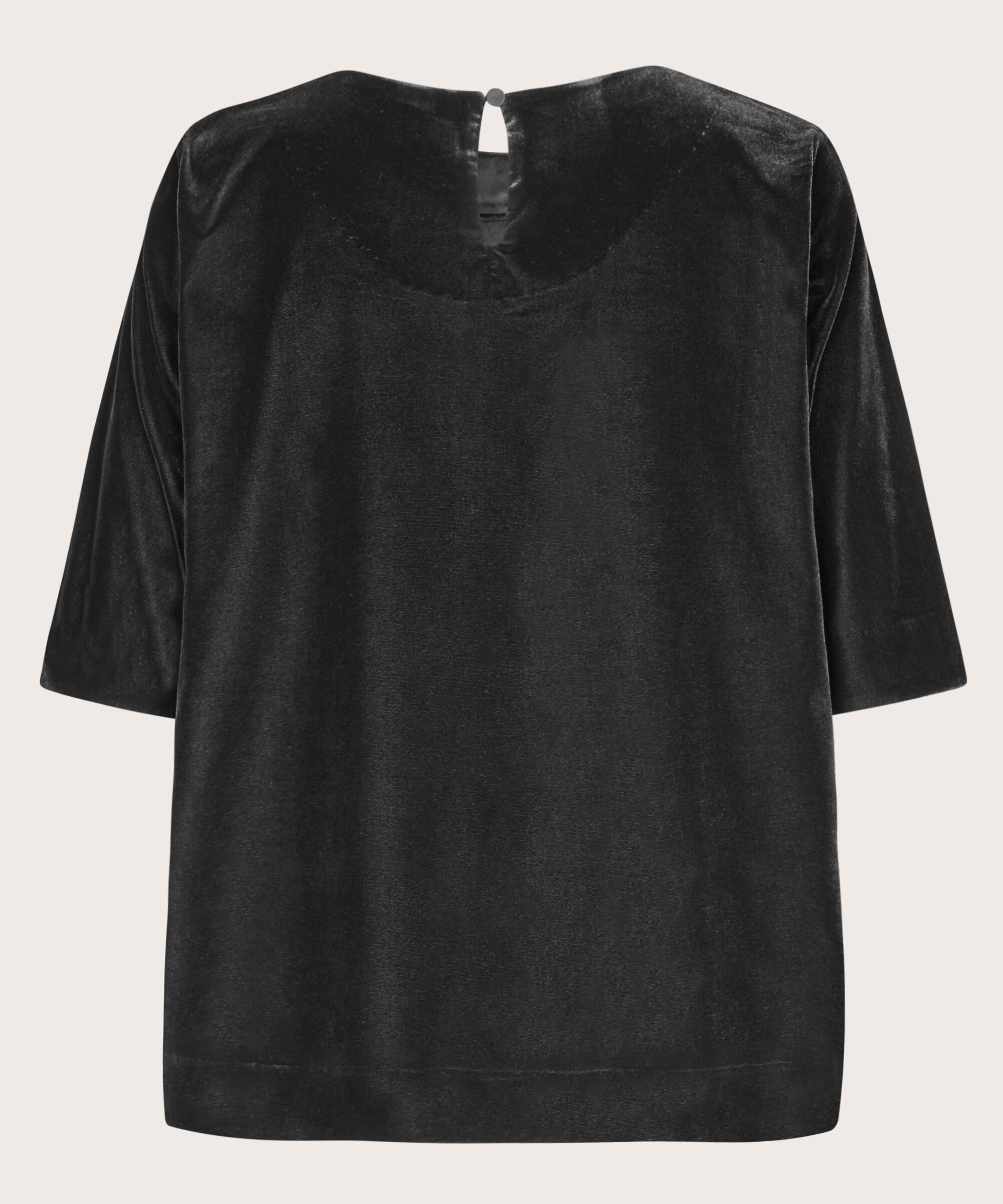 Daila Blus, Black