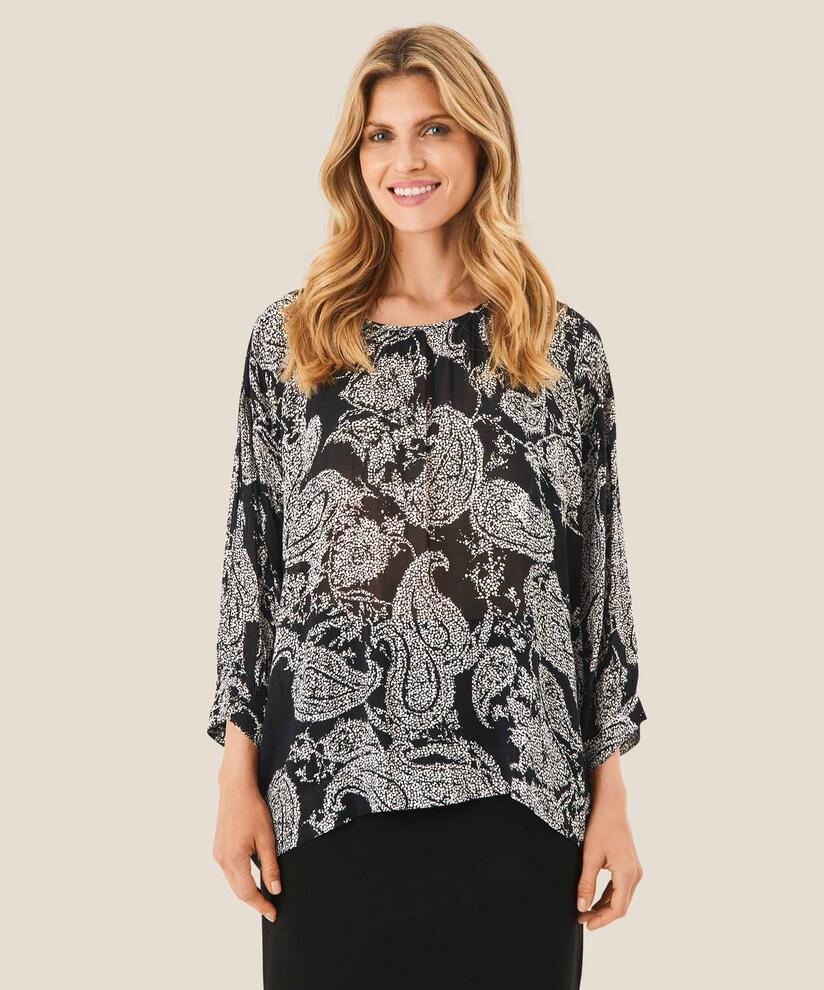 Doritas Blus, Black