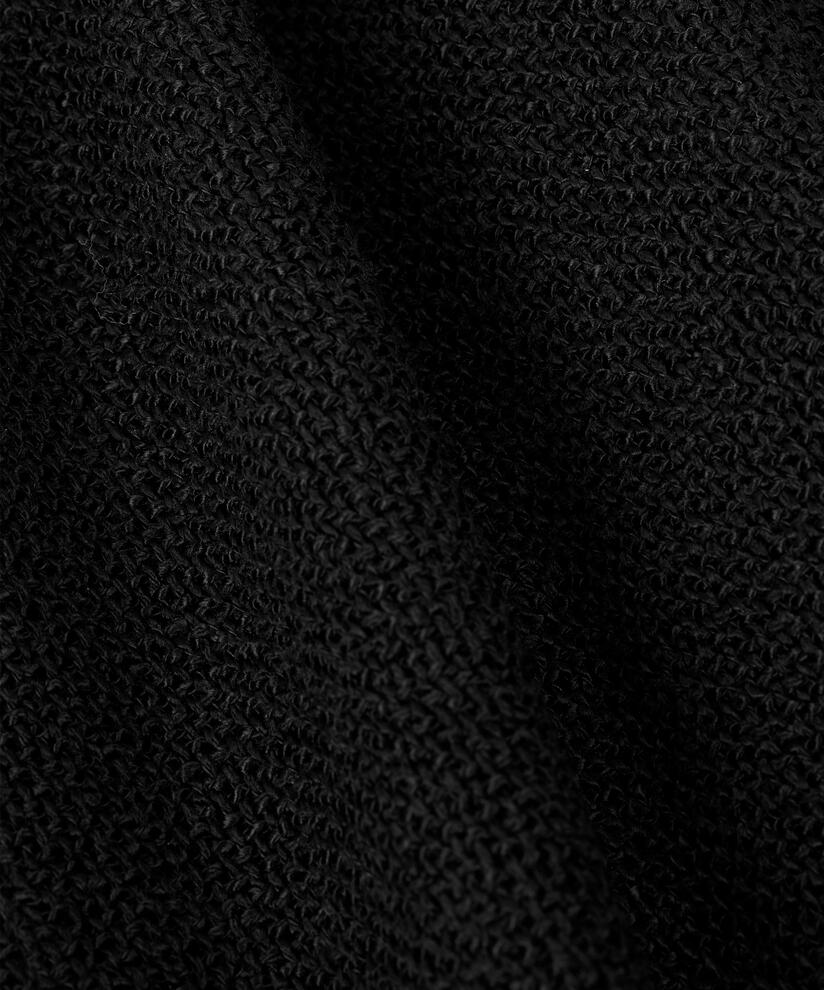 Jeogina Väst, Black