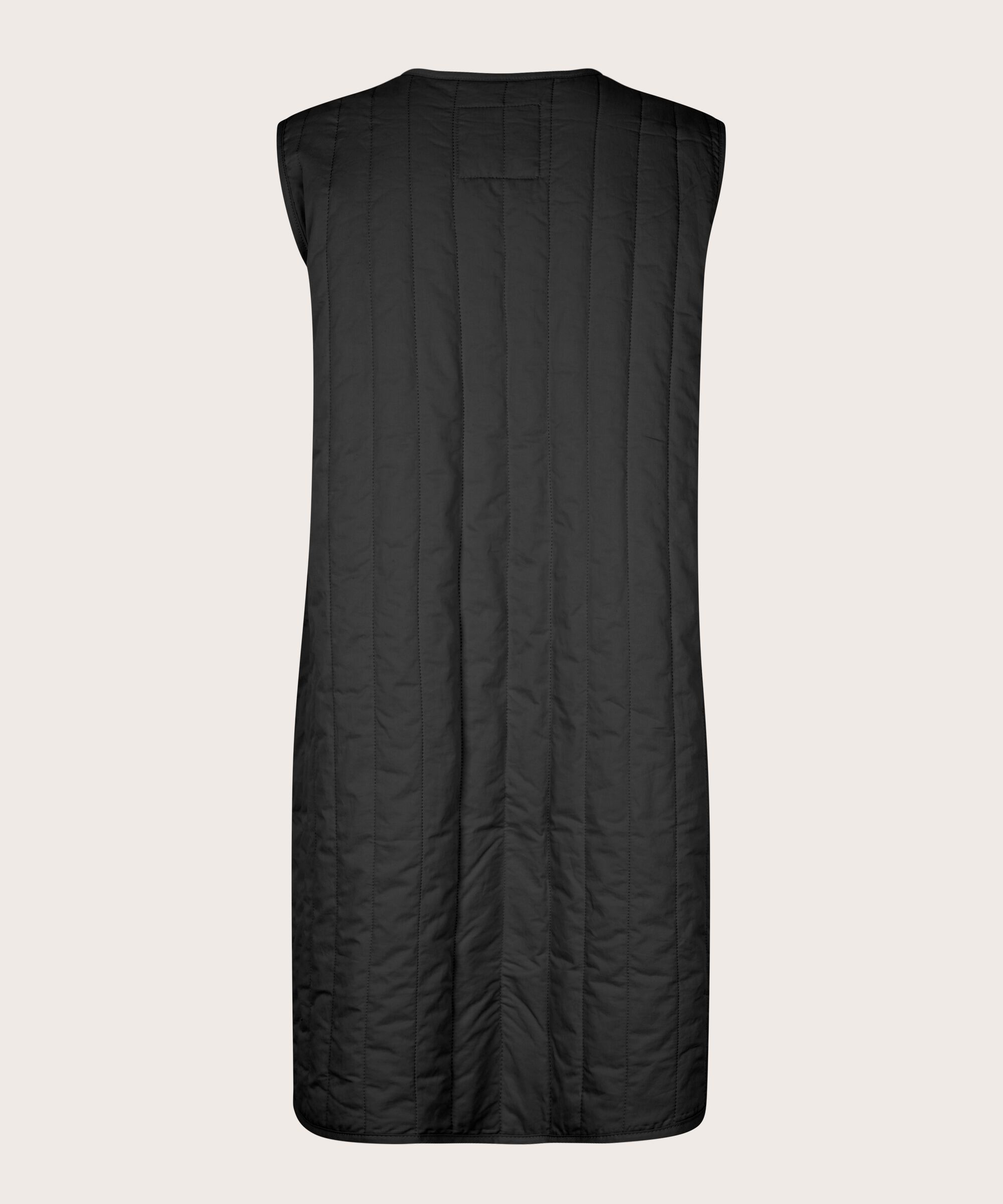 Tegan Väst, Black