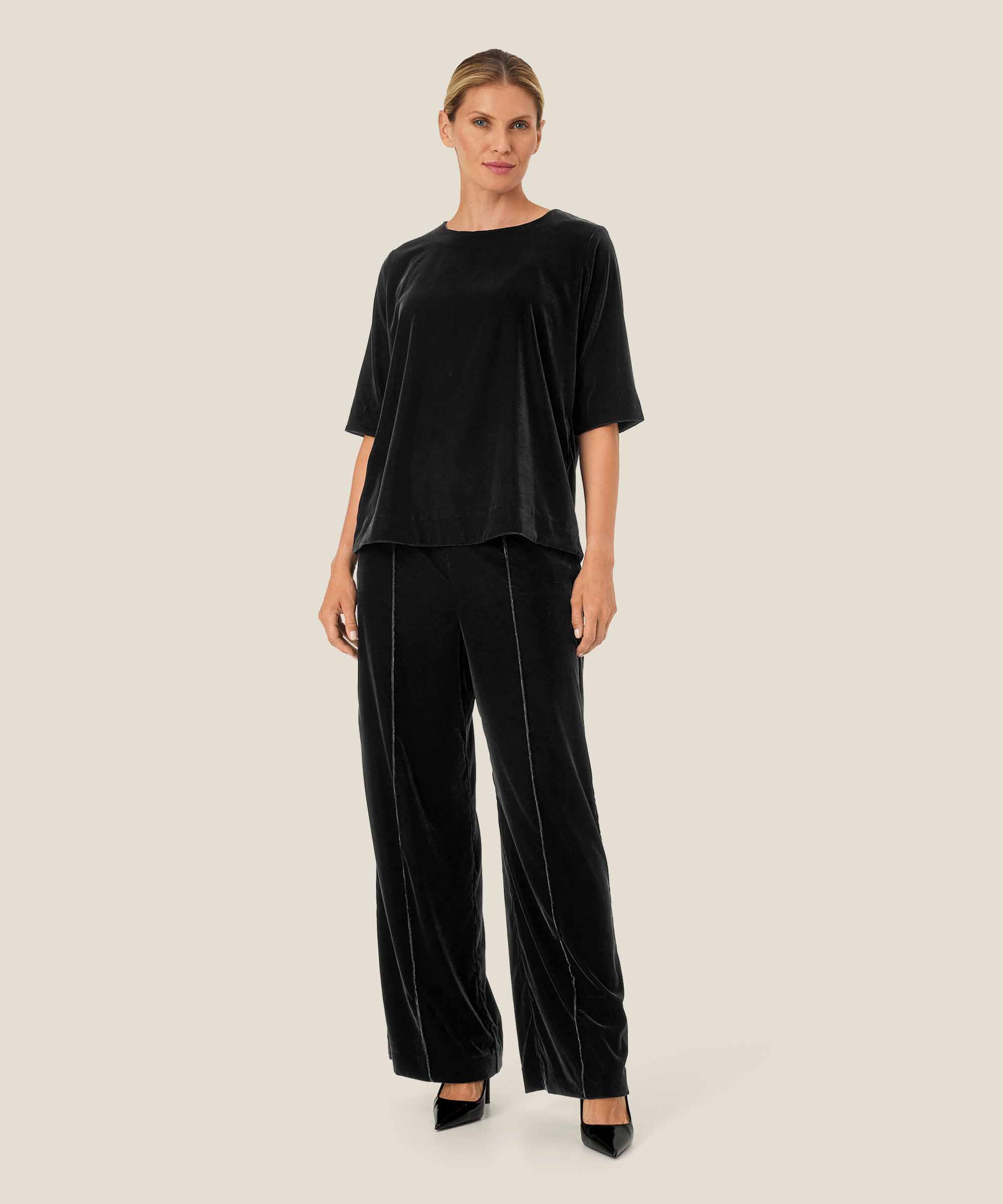 Daila Blus, Black