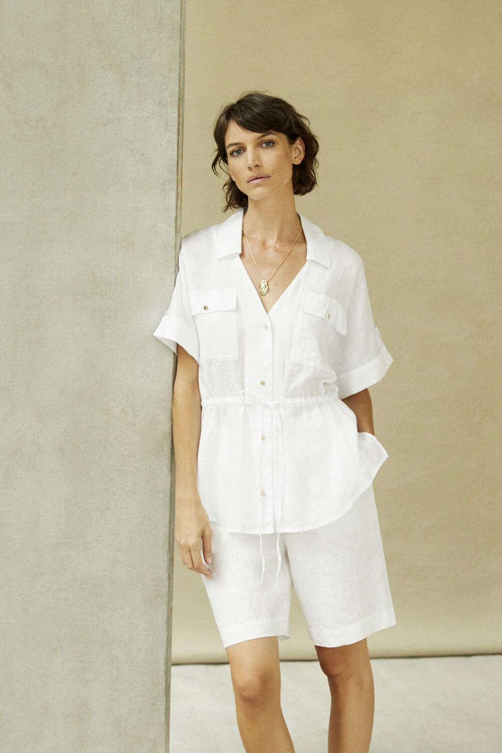 Relyn Halsband - Gold, Idrienne Skjorta - White, Pinja Shorts - White
