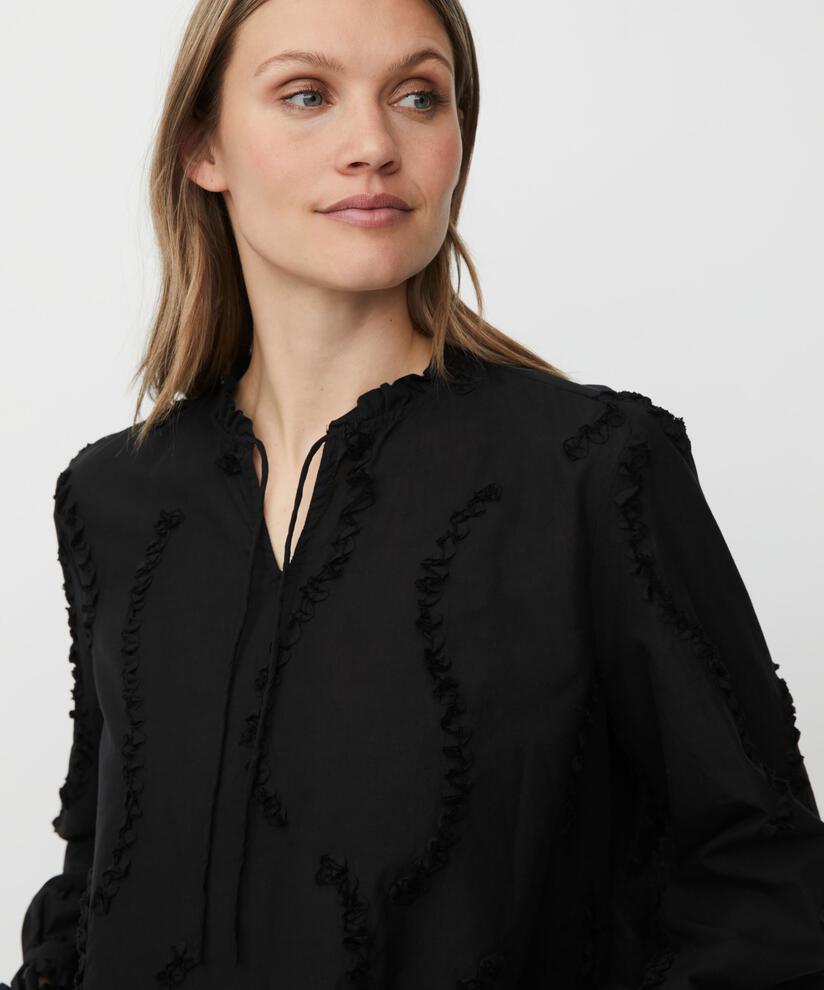 Dolvira Blus, Black
