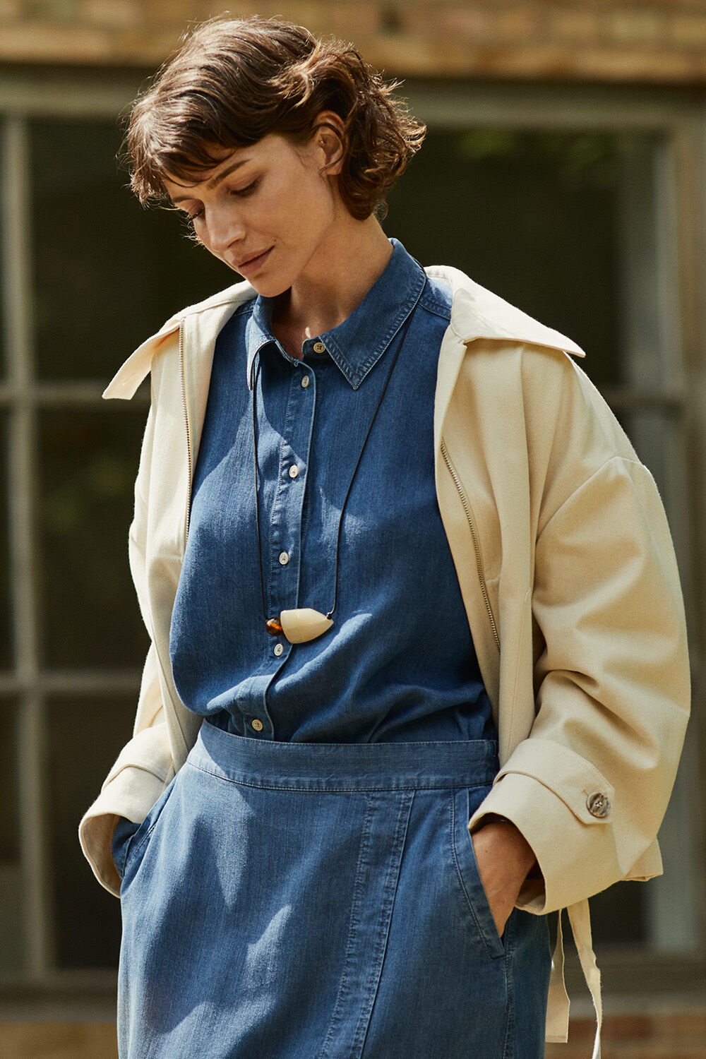 Trixion Denim jacka - Oyster White, Ishana Skjorta - Washed denim, Selithia Denim Kjol - Washed denim, Raiomi Halsband - Tobacco Brown