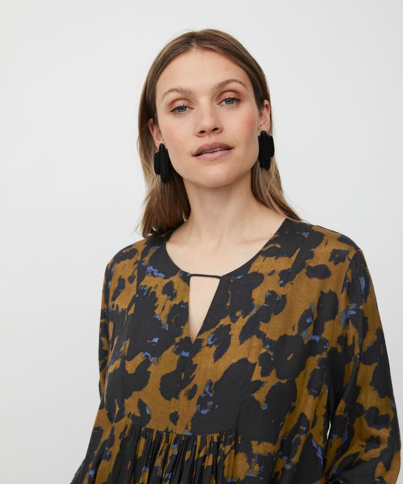 Nadyne Klänning, Breen
