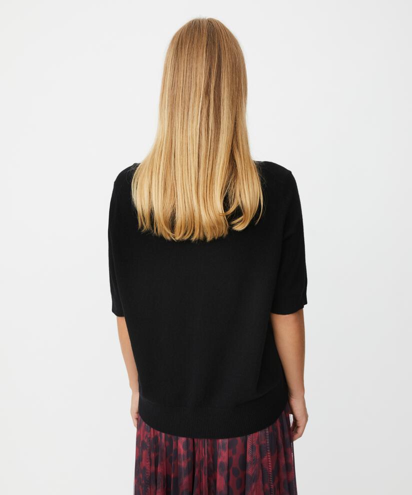 Fallan Topp, Black