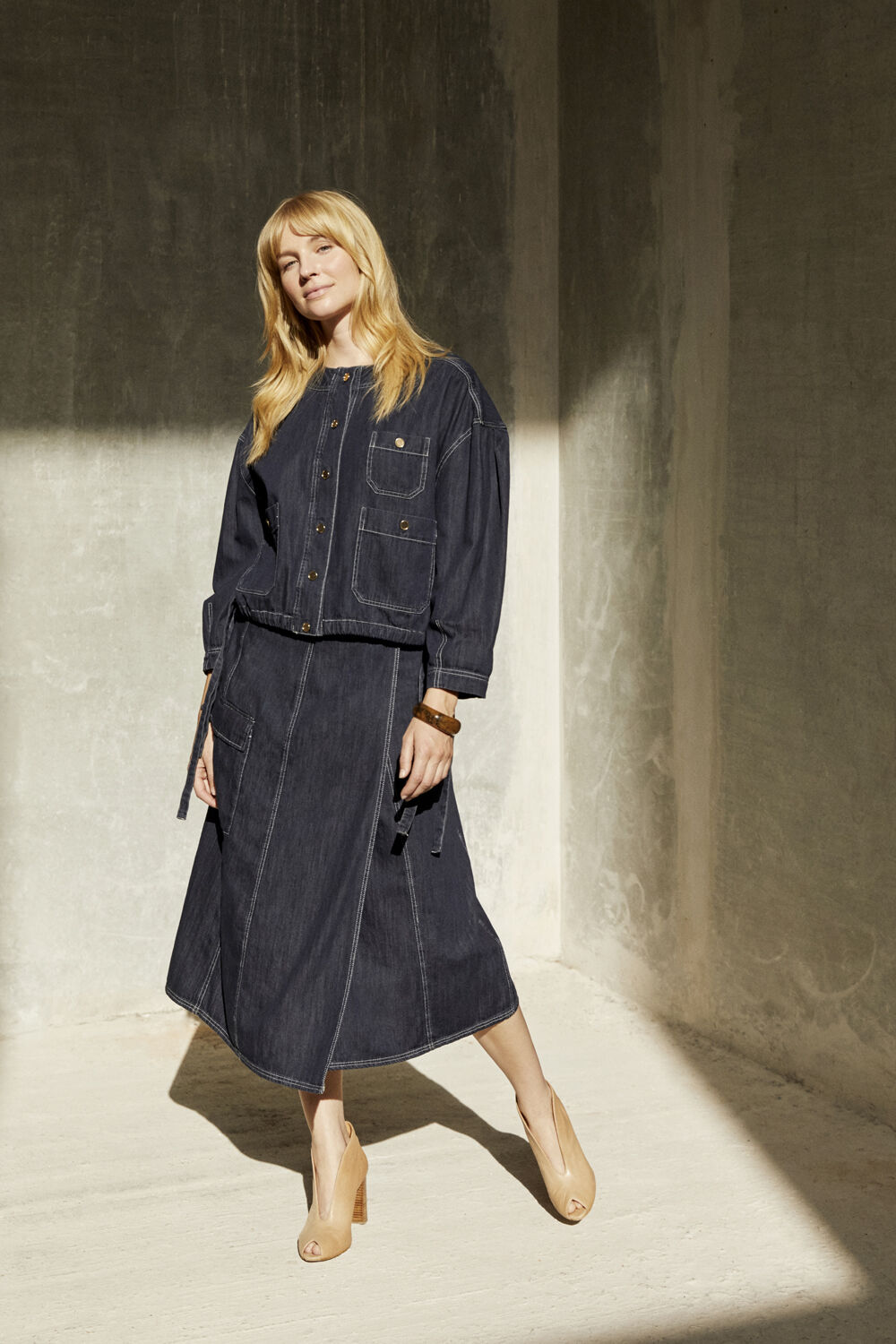 Jynthera Denim Jacka - Dark Denim, Sanchiana Denim Kjol - Dark Denim, Raveira Armband - Sh. Chocolate