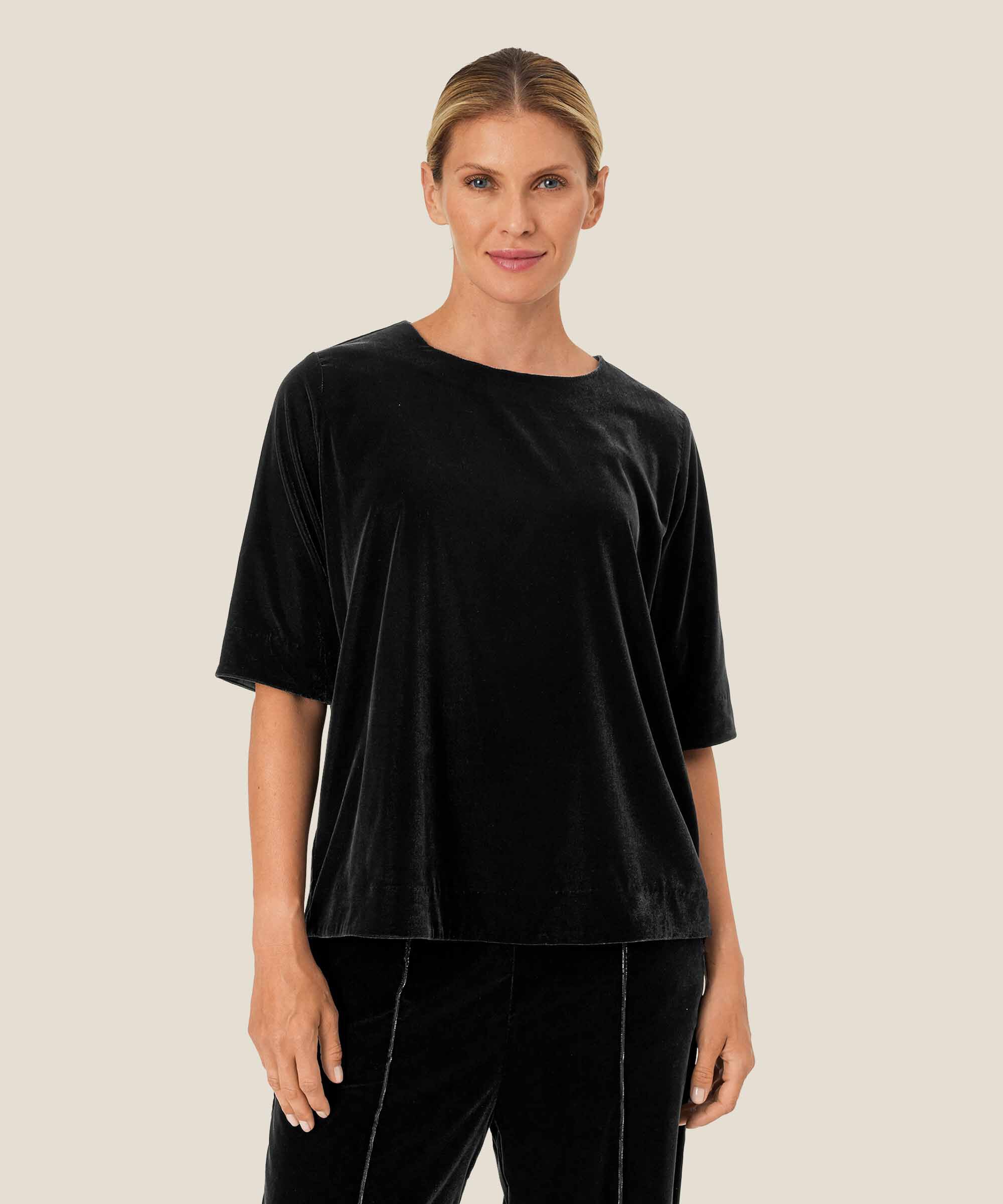 Daila Blus, Black