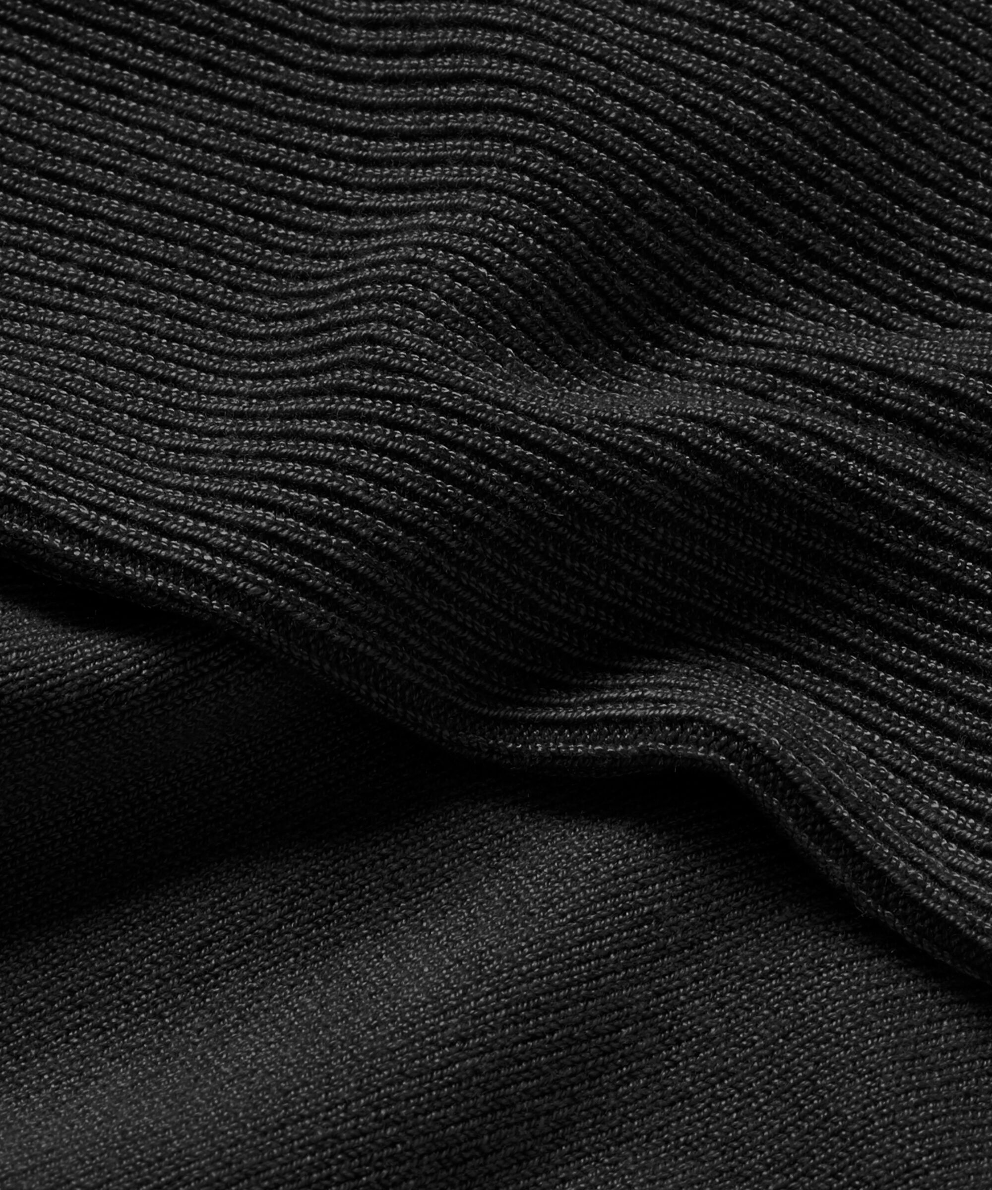 Fanasi Topp, Black