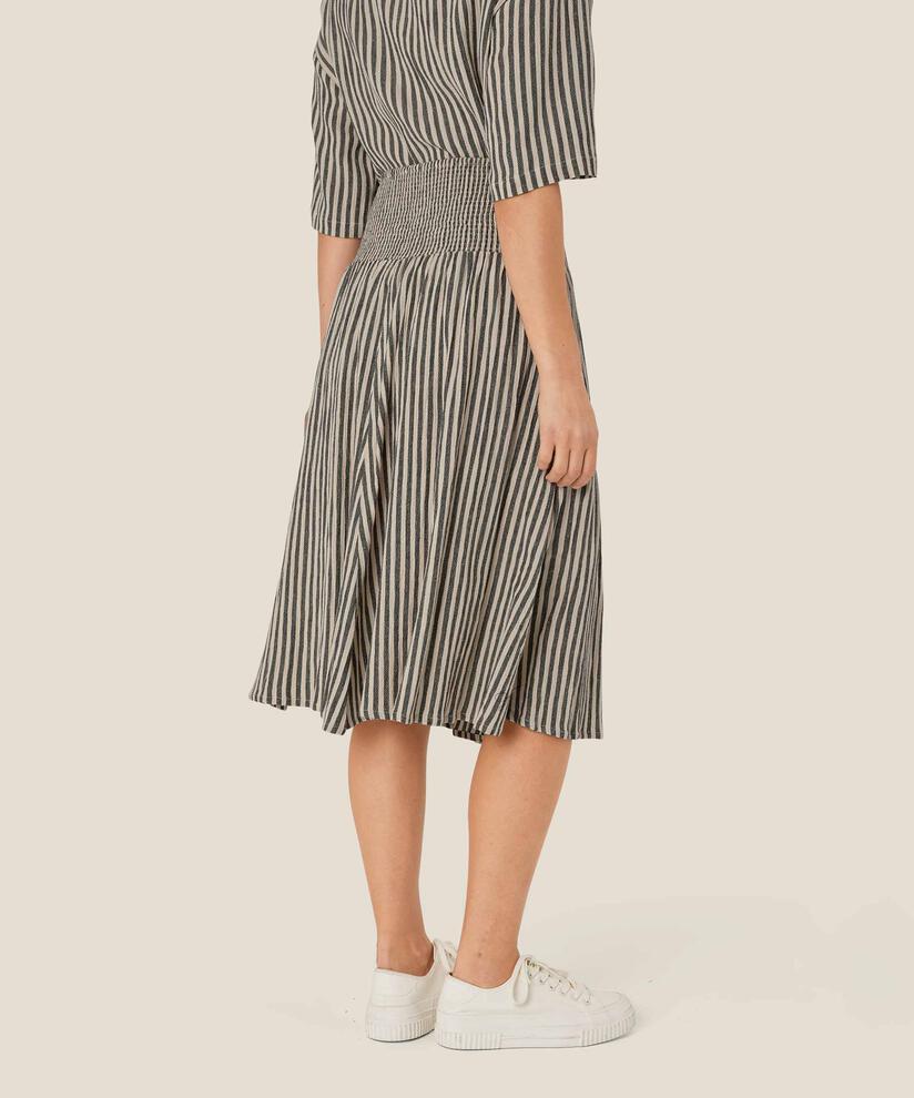Sondra Kjol, Black