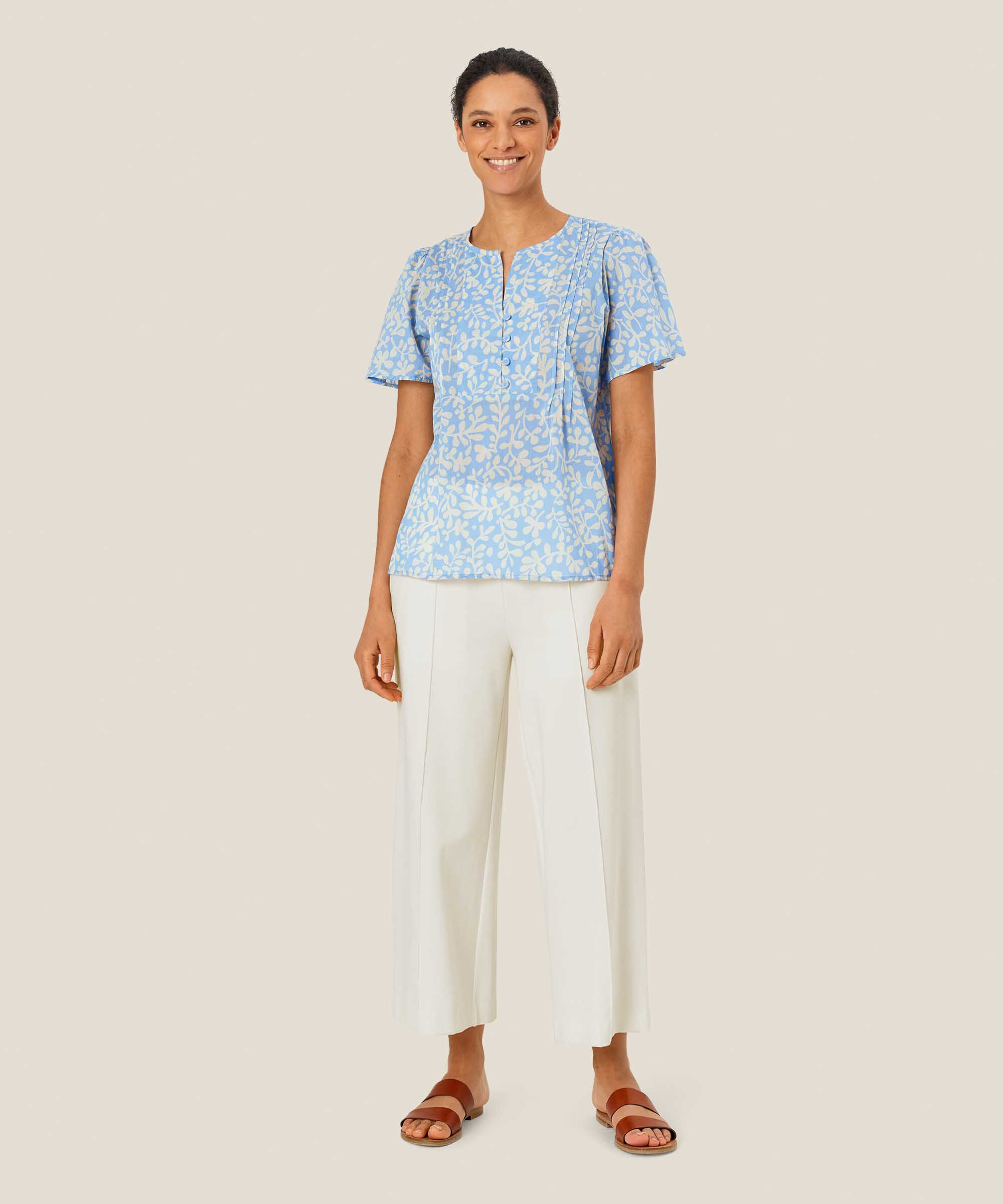 Delphia Blus, Della Blue