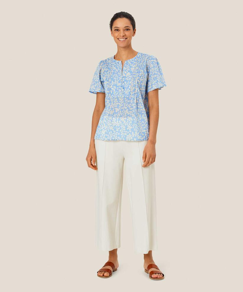 Delphia Blus, Della Blue