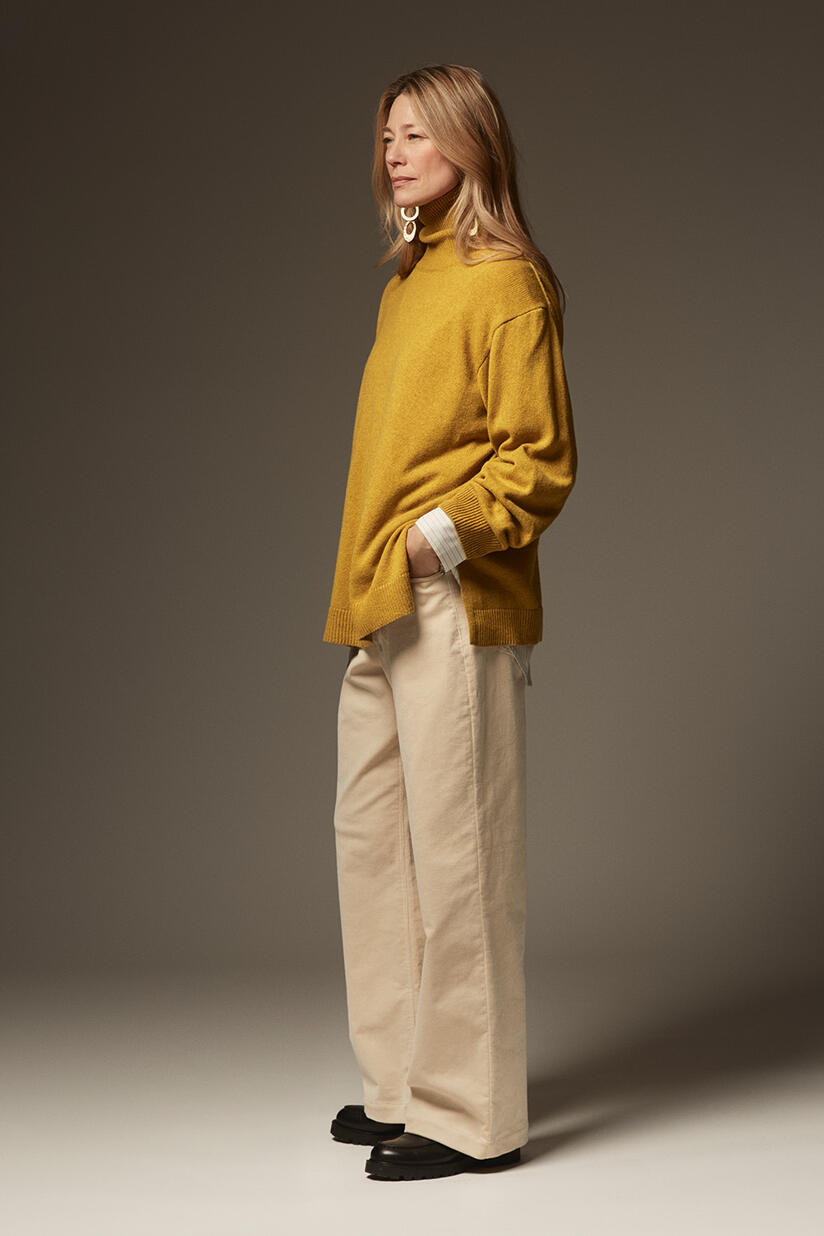 Faricka topp - Golden Green, Imma Skjorta - White, Philine Byxor - Fog, Rumani Öhrhängen - Gold