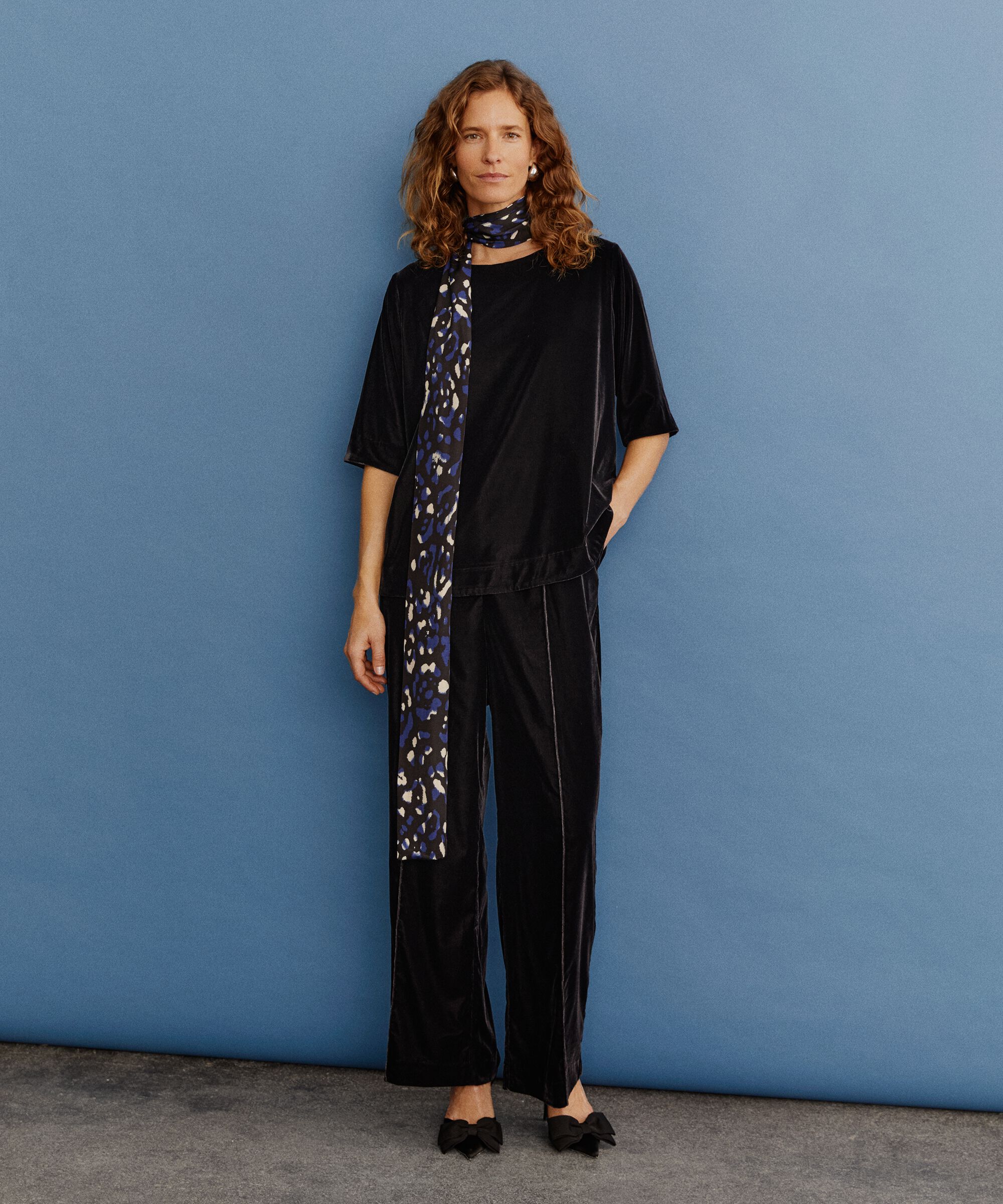 Daila Blus, Black