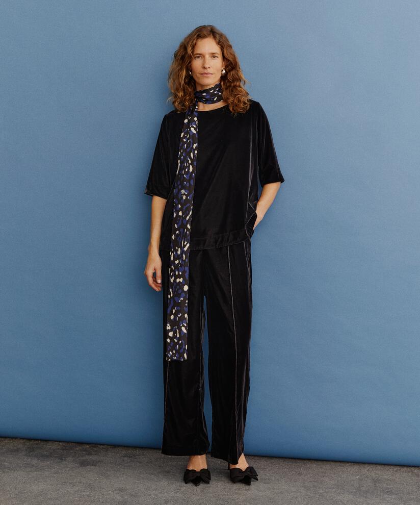 Daila Blus, Black
