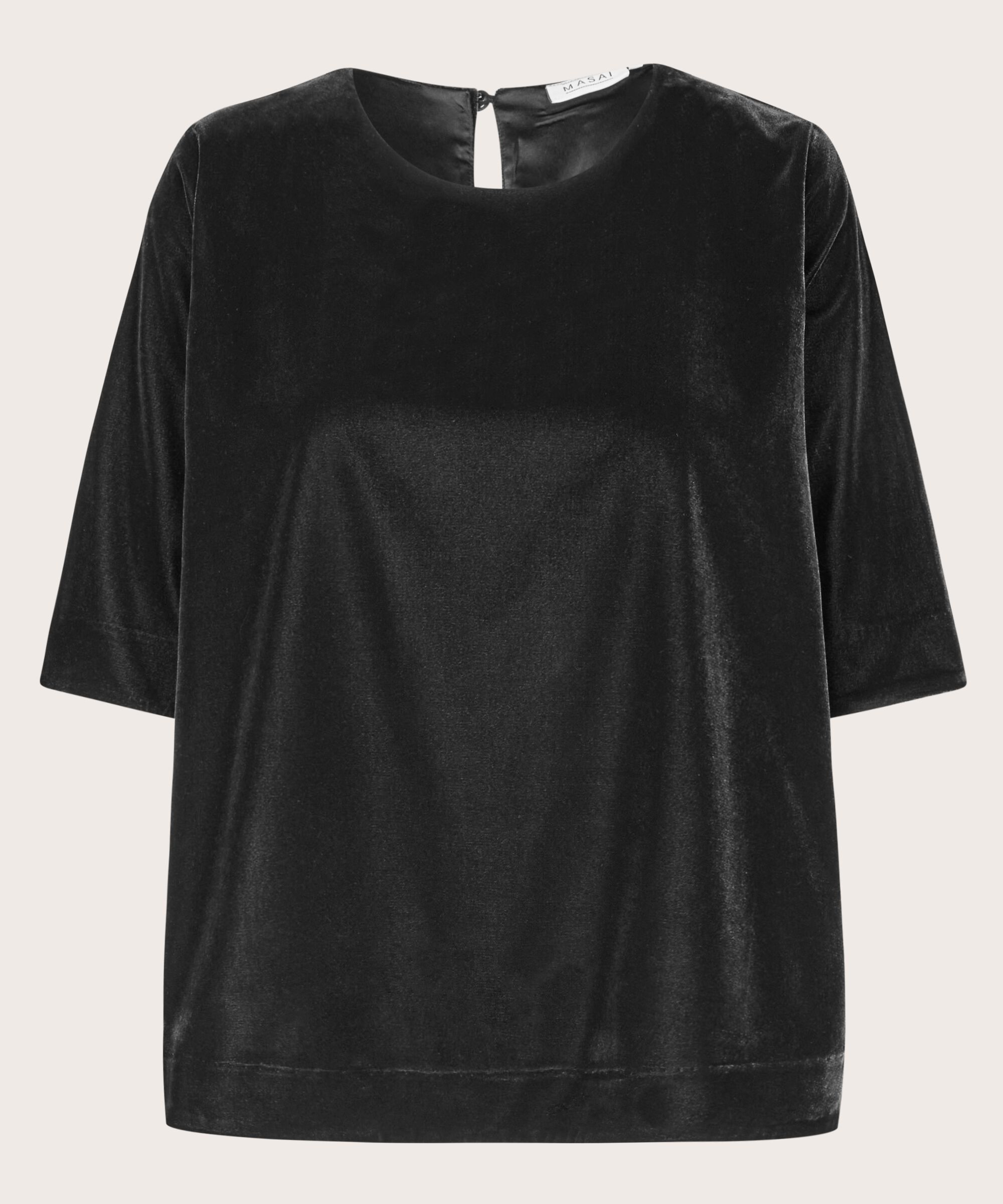 Daila Blus, Black