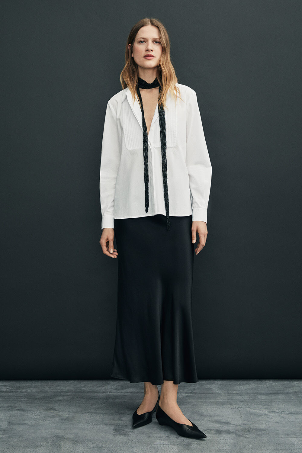 Solviera kjol - Black, Ilvian skjorta - White, Runae scarf - Black