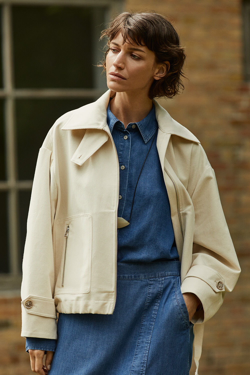 Trixion Denim jacka - Oyster White, Ishana Skjorta - Washed denim, Selithia Denim Kjol - Washed denim, Raiomi Halsband - Tobacco Brown