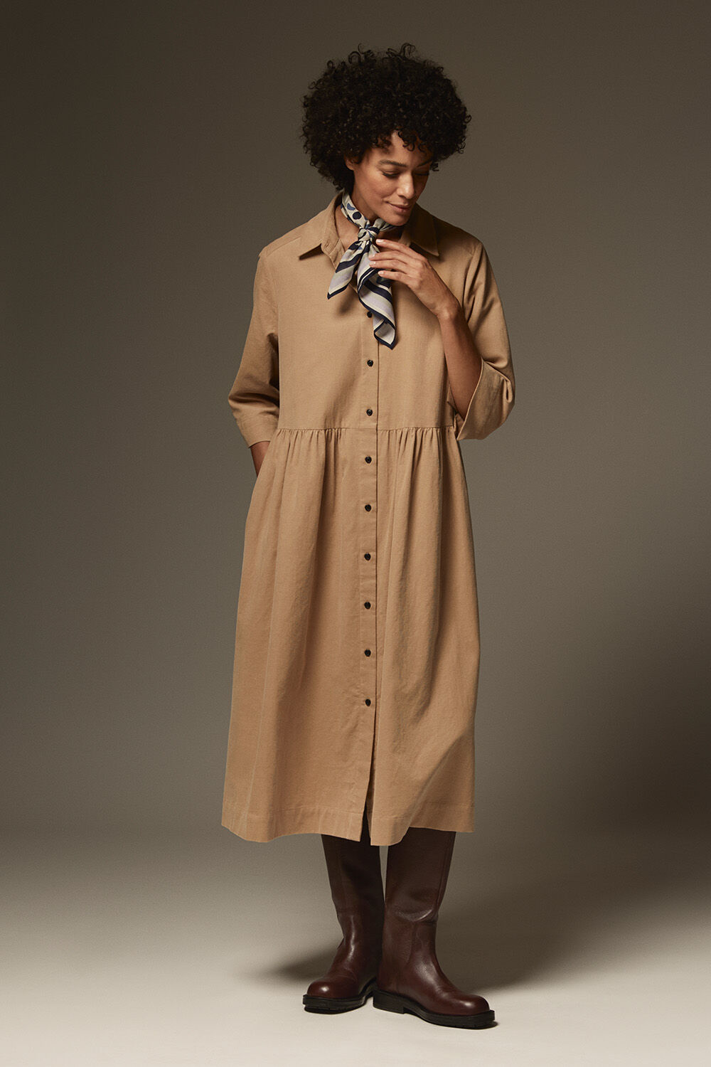 Nynisla Skjortkl&auml;nning - Travertine, Alondro Scarf - Seagrass