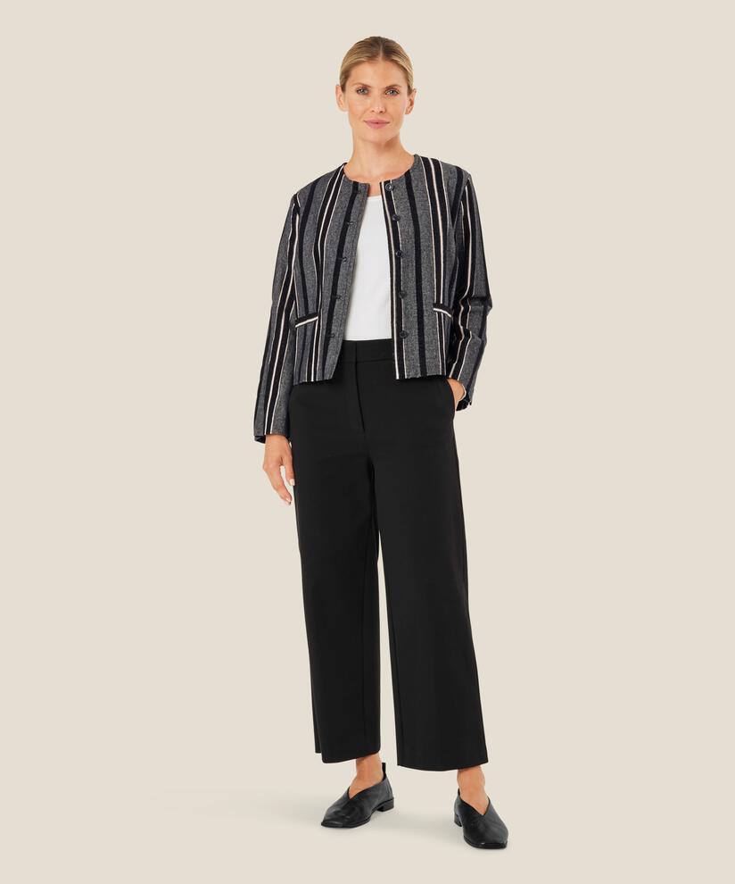 Jasmiba Jacka, Black