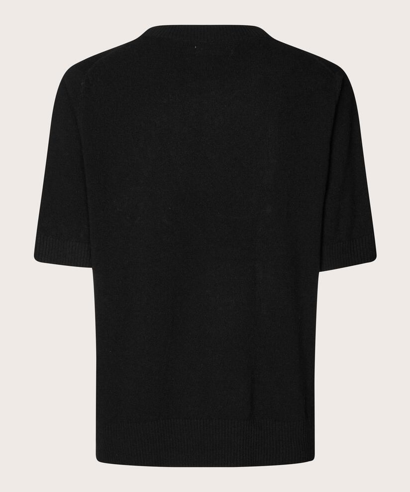 Fallan Topp, Black