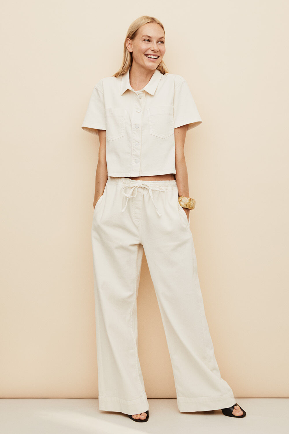 Ivonelle Skjorta - Jet Stream, Polyxena Jeans - Jet Stream, Rosienne Armband - Whitecap