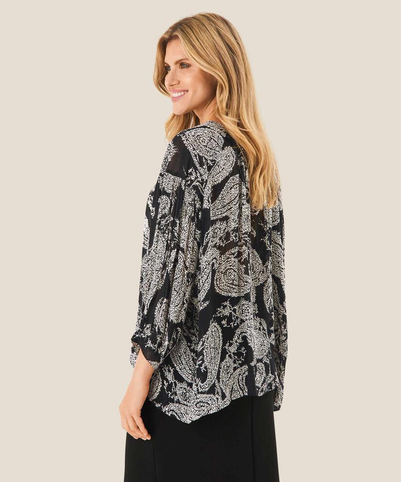 Doritas Blus, Black