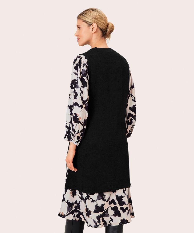Jeogina Väst, Black