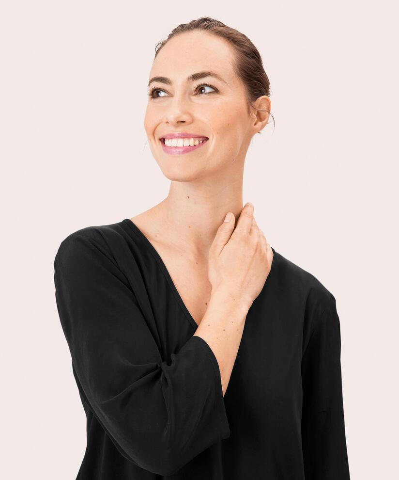 Kata Blus, Black