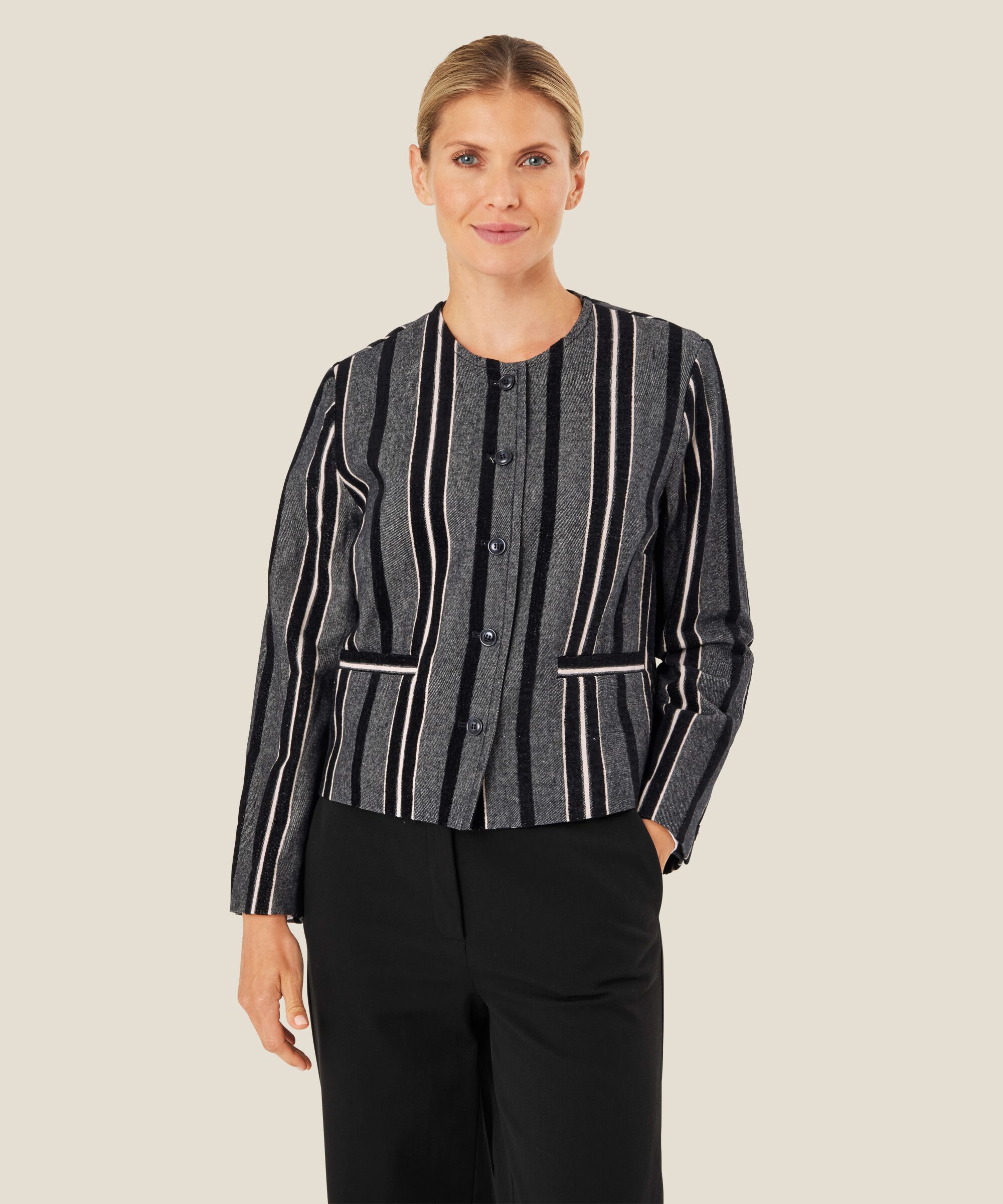 Jasmiba Jacka, Black