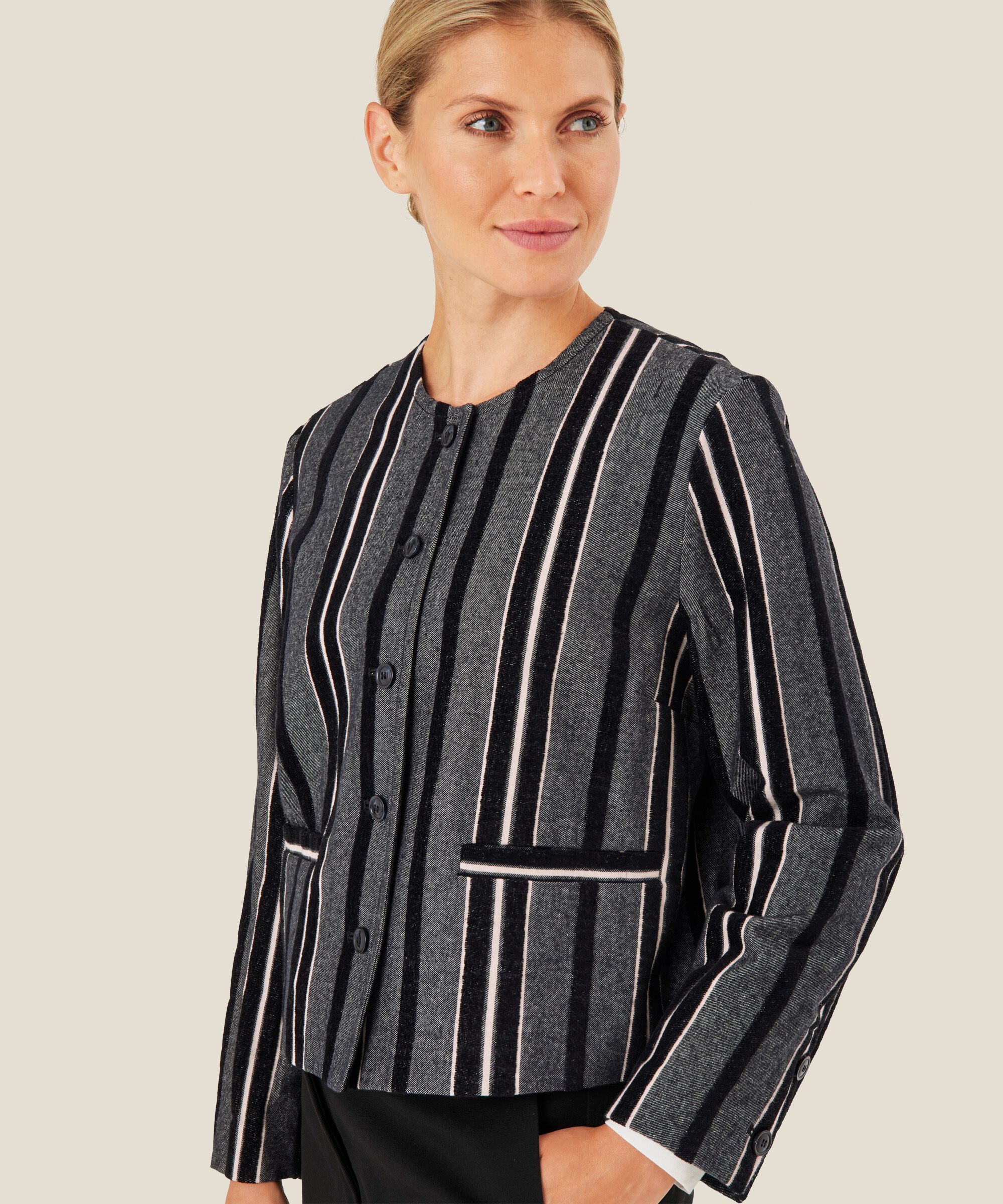 Jasmiba Jacka, Black