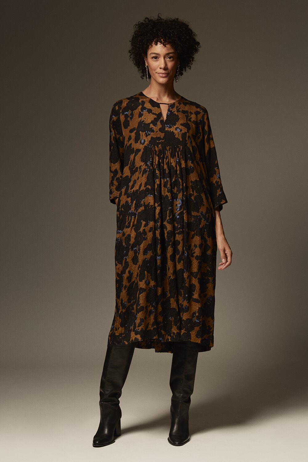 Nadyne Kl&auml;nning - Breen, Rumani &Ouml;hrh&auml;ngen - Gold