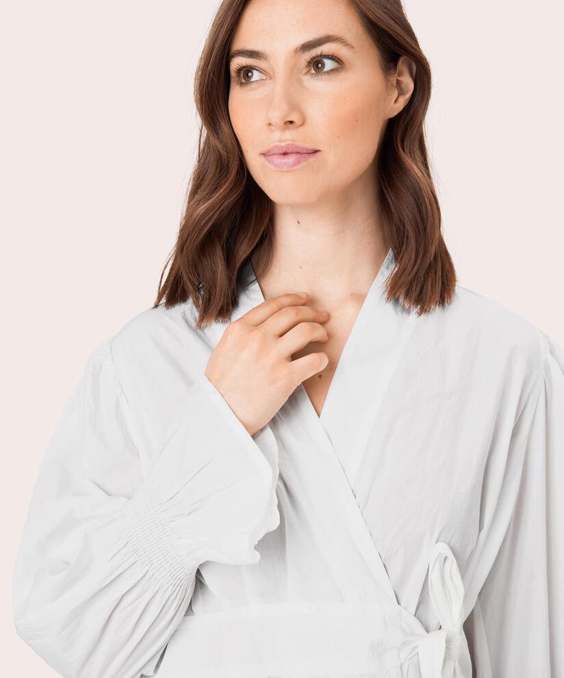 Julia Jakke, White