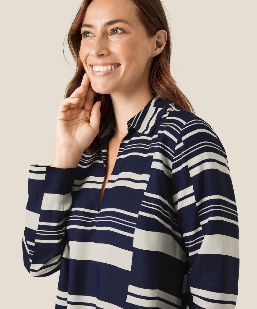 Bonela Topp, Navy Blazer