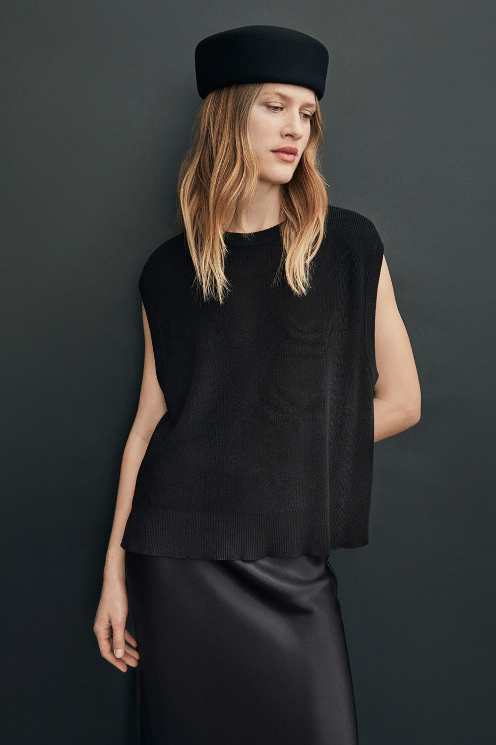 Fabel topp - Black, Riondra Ull Hatt - Black, Solviera kjol - Black